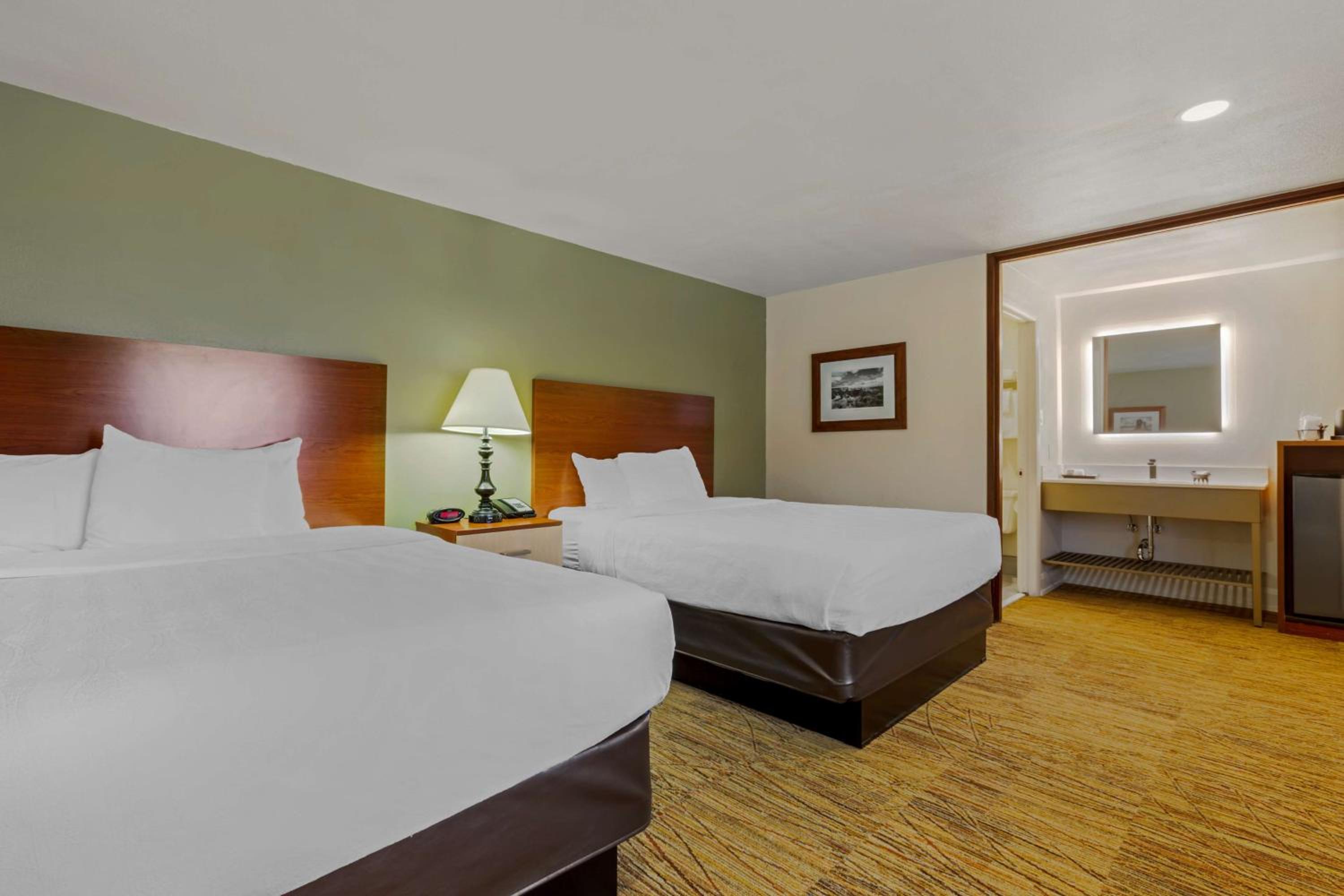 Queen Room with Two Queen Beds - Non-Smoking photo 3