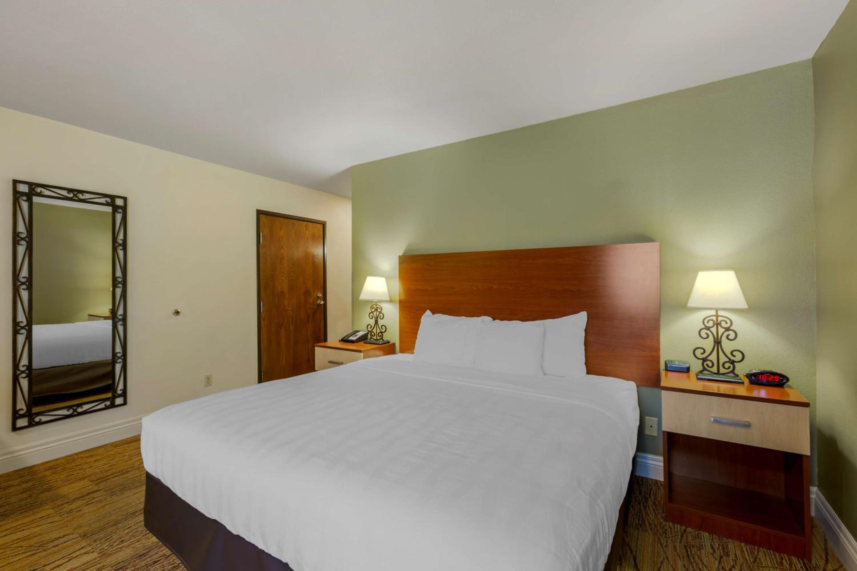 King Room with Roll-In Shower - Mobility Access photo 1