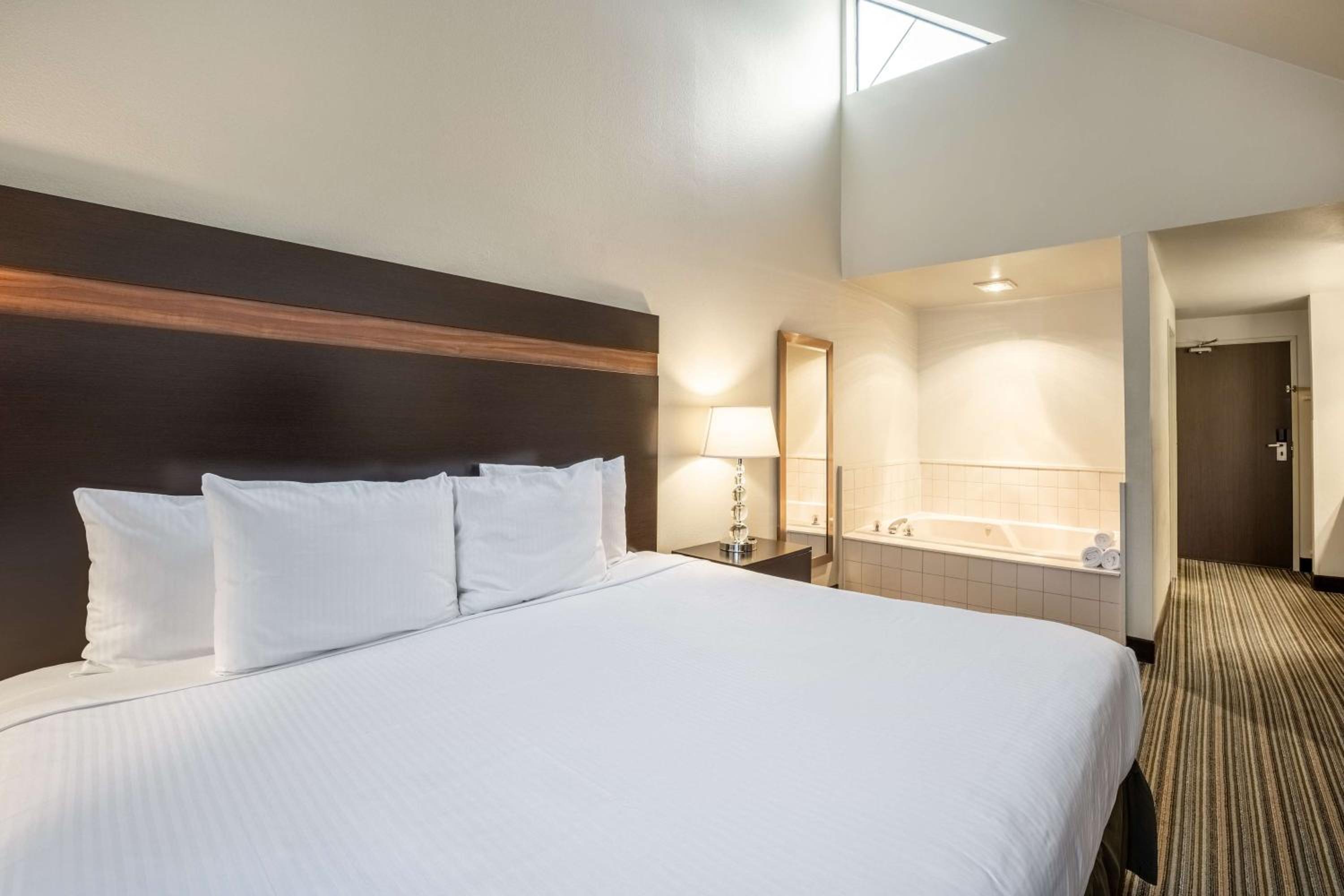 King Room with Whirlpool - Non-Smoking - Photo 5
