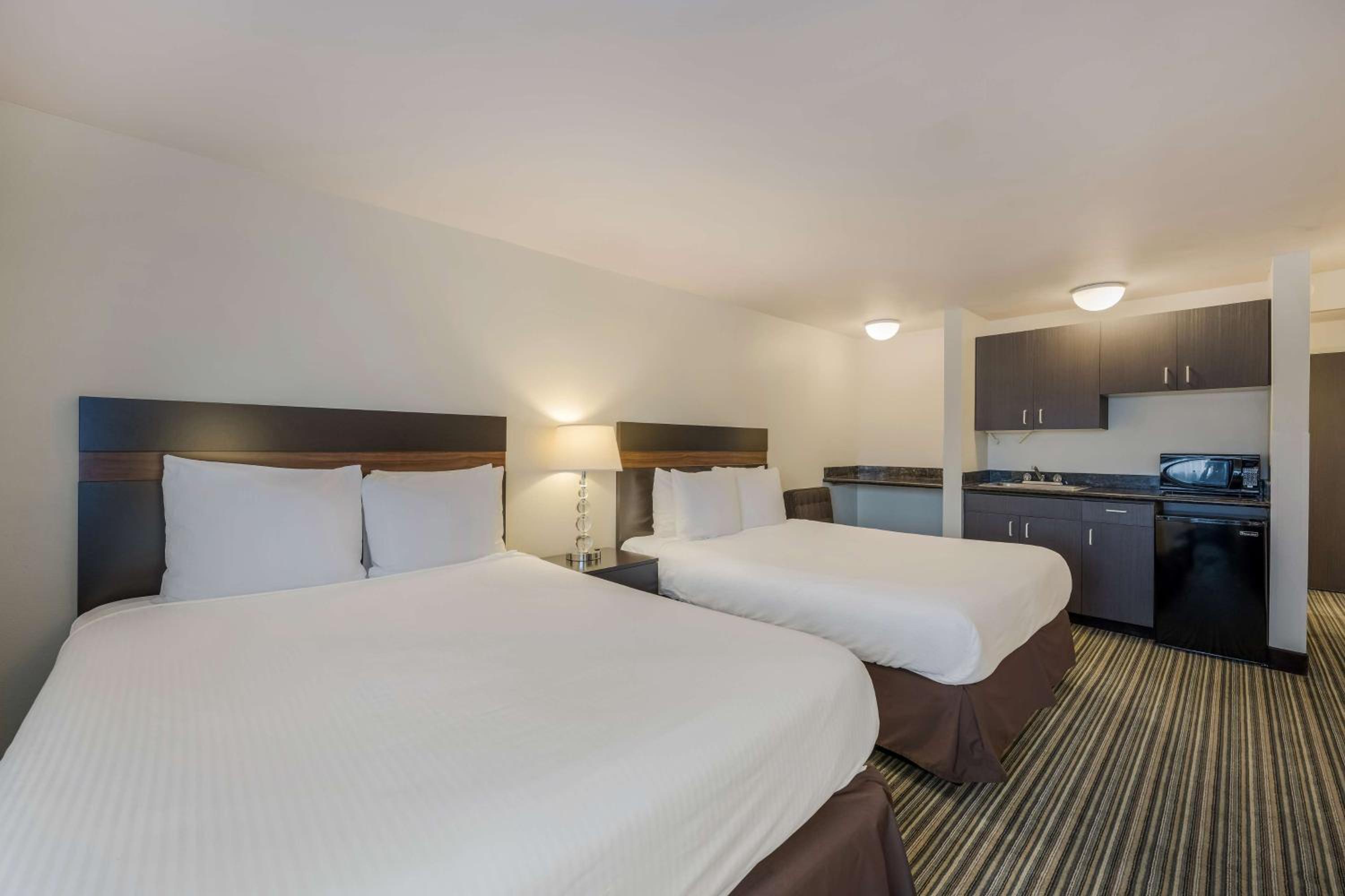 Queen Room with Two Queen Beds - Photo 4