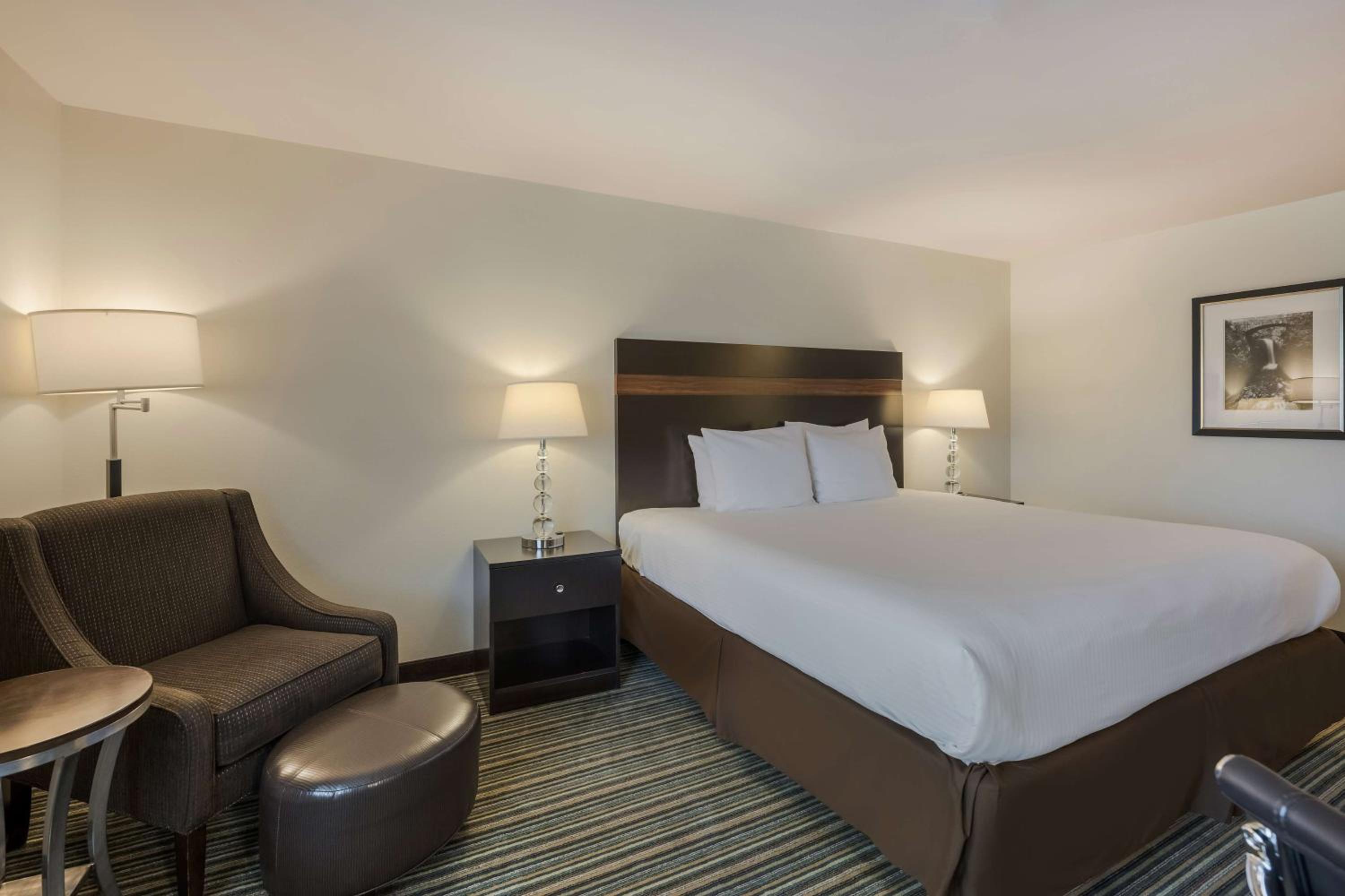 King Room - Non-Smoking - Photo 3