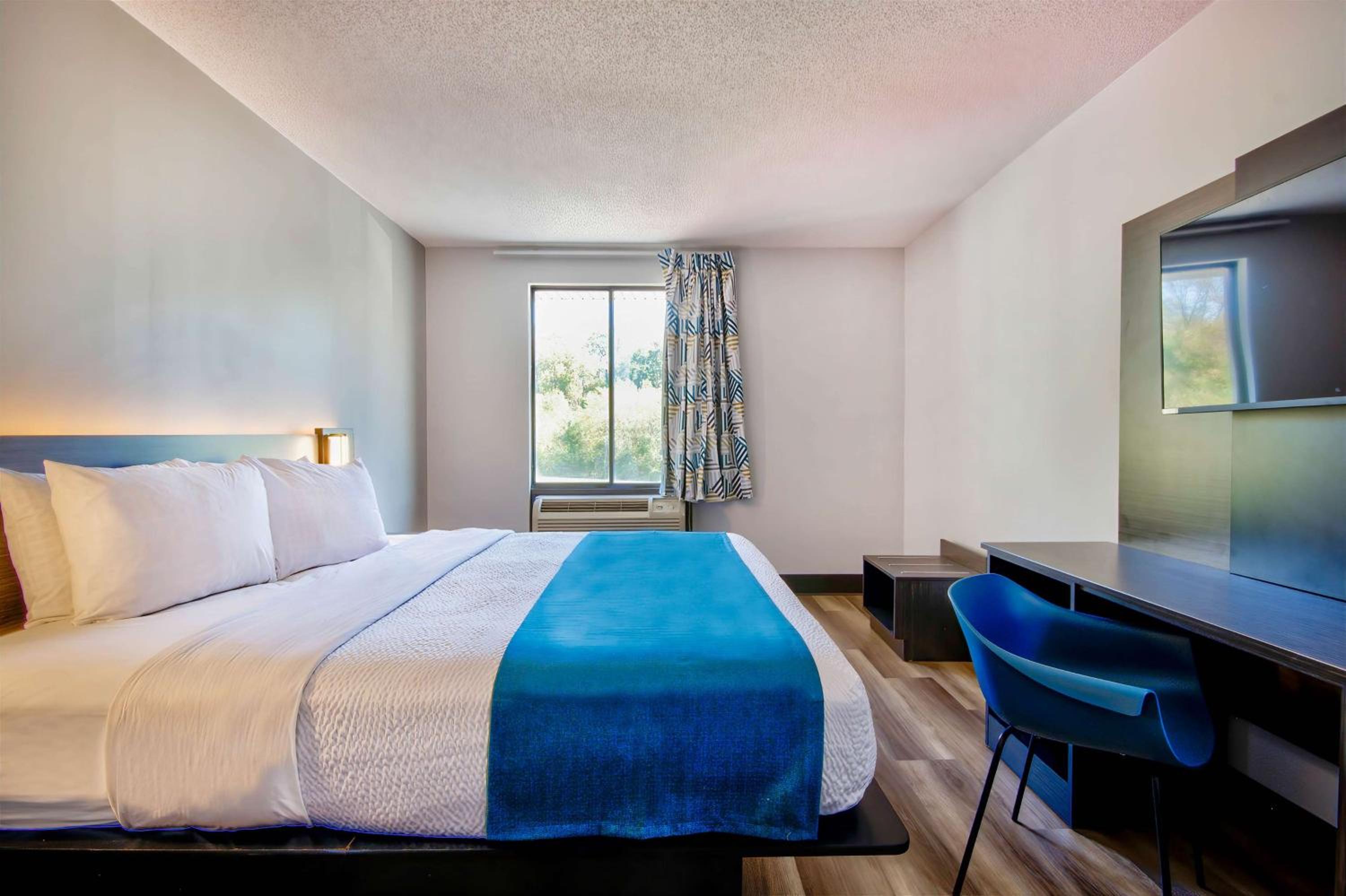 King Room - Disability Access - Non-Smoking - Photo 3