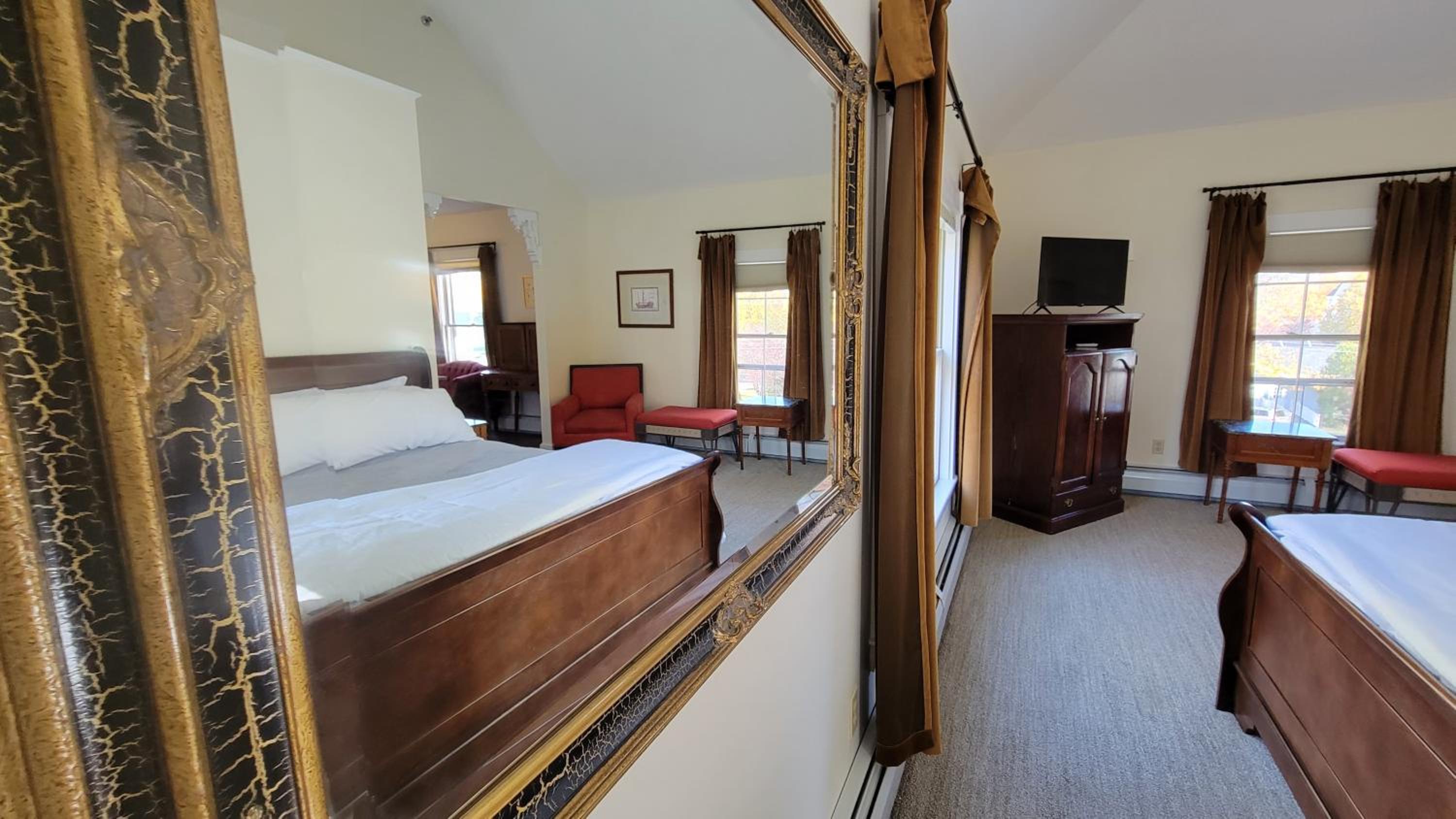 Deluxe King Suite photo 3