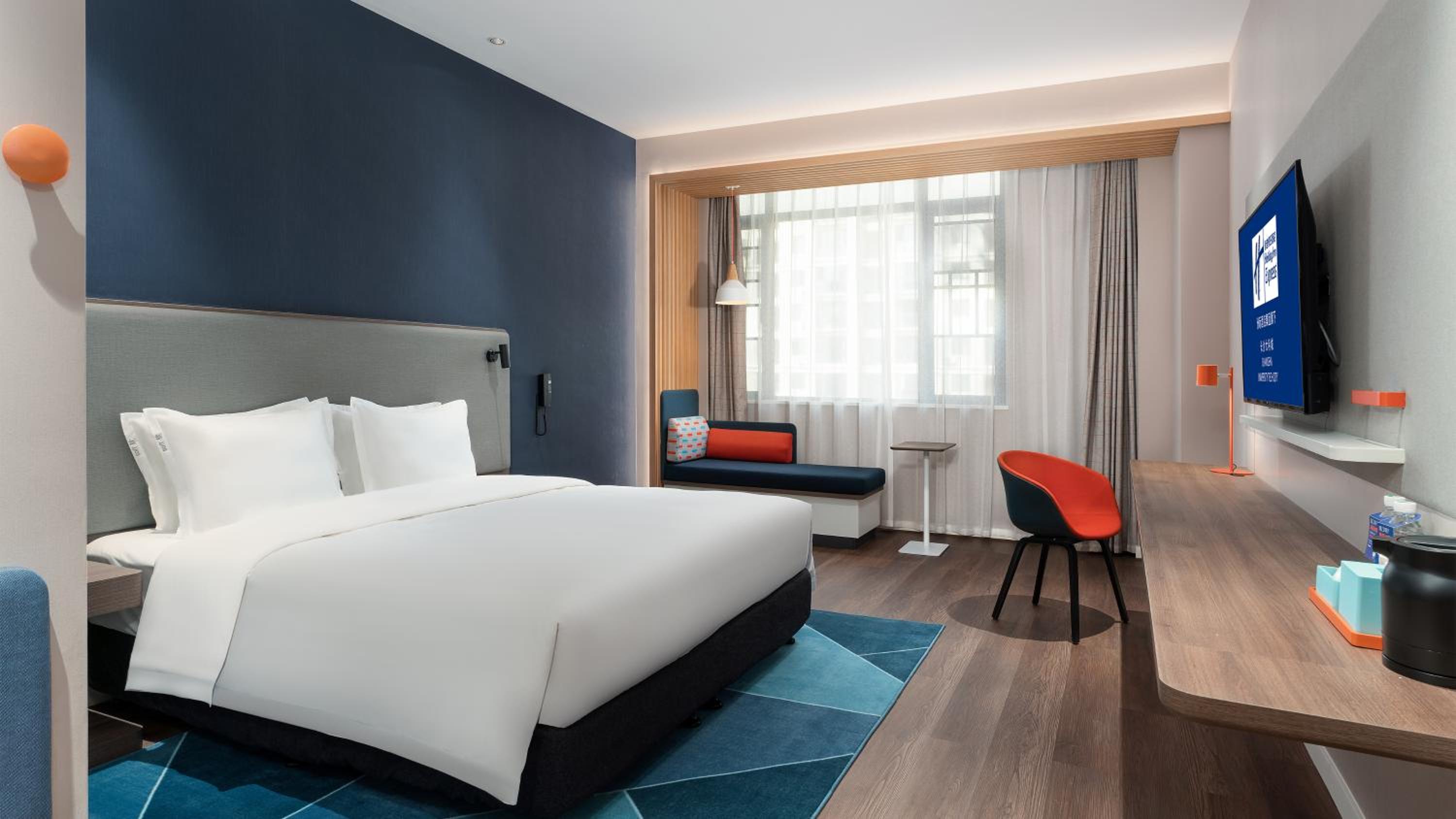 Standard King Room with City View - Photo 2