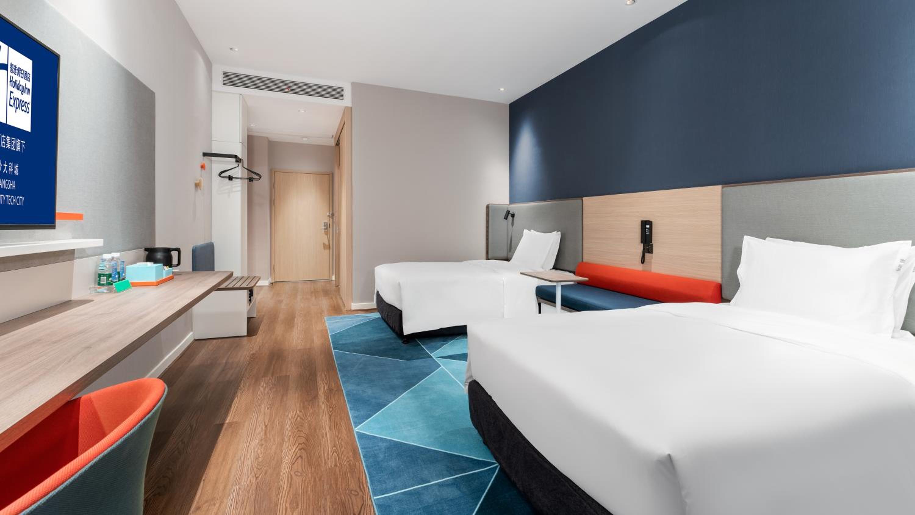 Standard Twin Room with City View - Photo 2