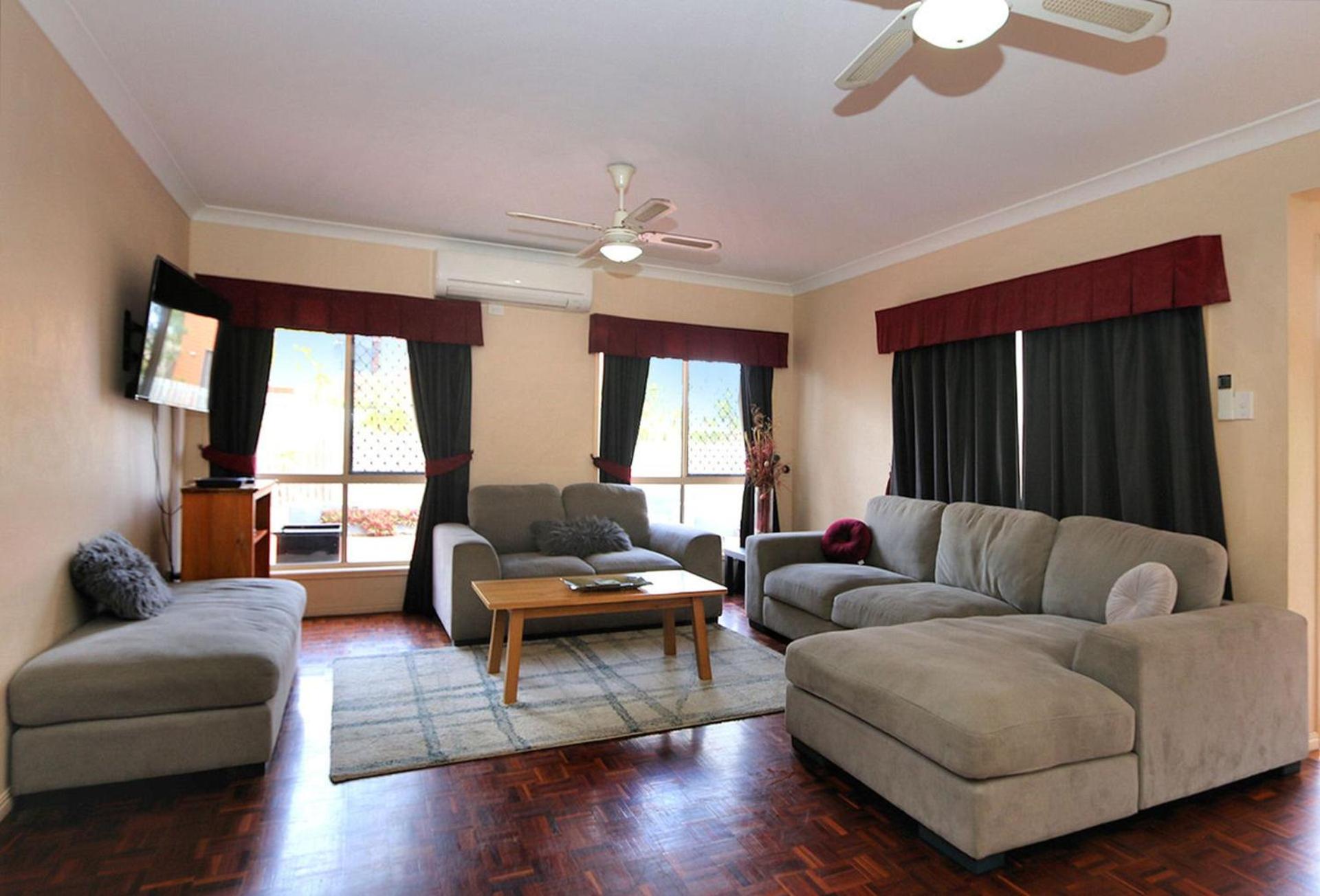 Five-Bedroom House photo 1