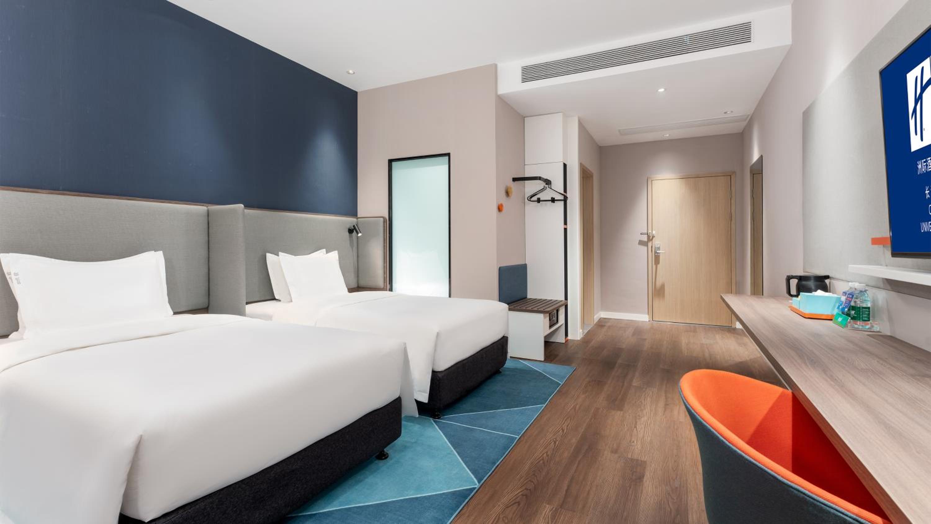 Standard Twin Room with River View - Photo 4
