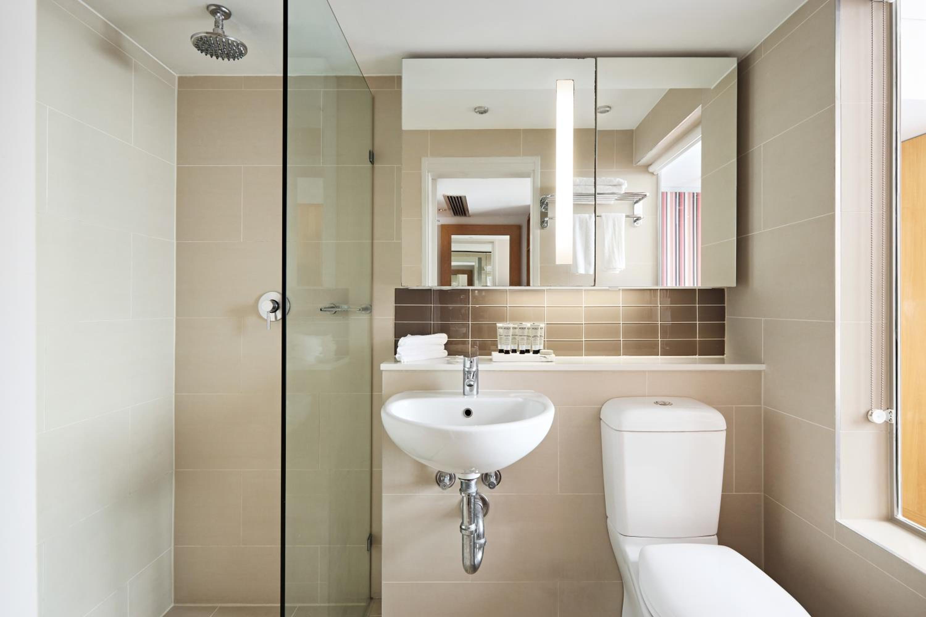 North Sydney Queen Room thumbnail 6