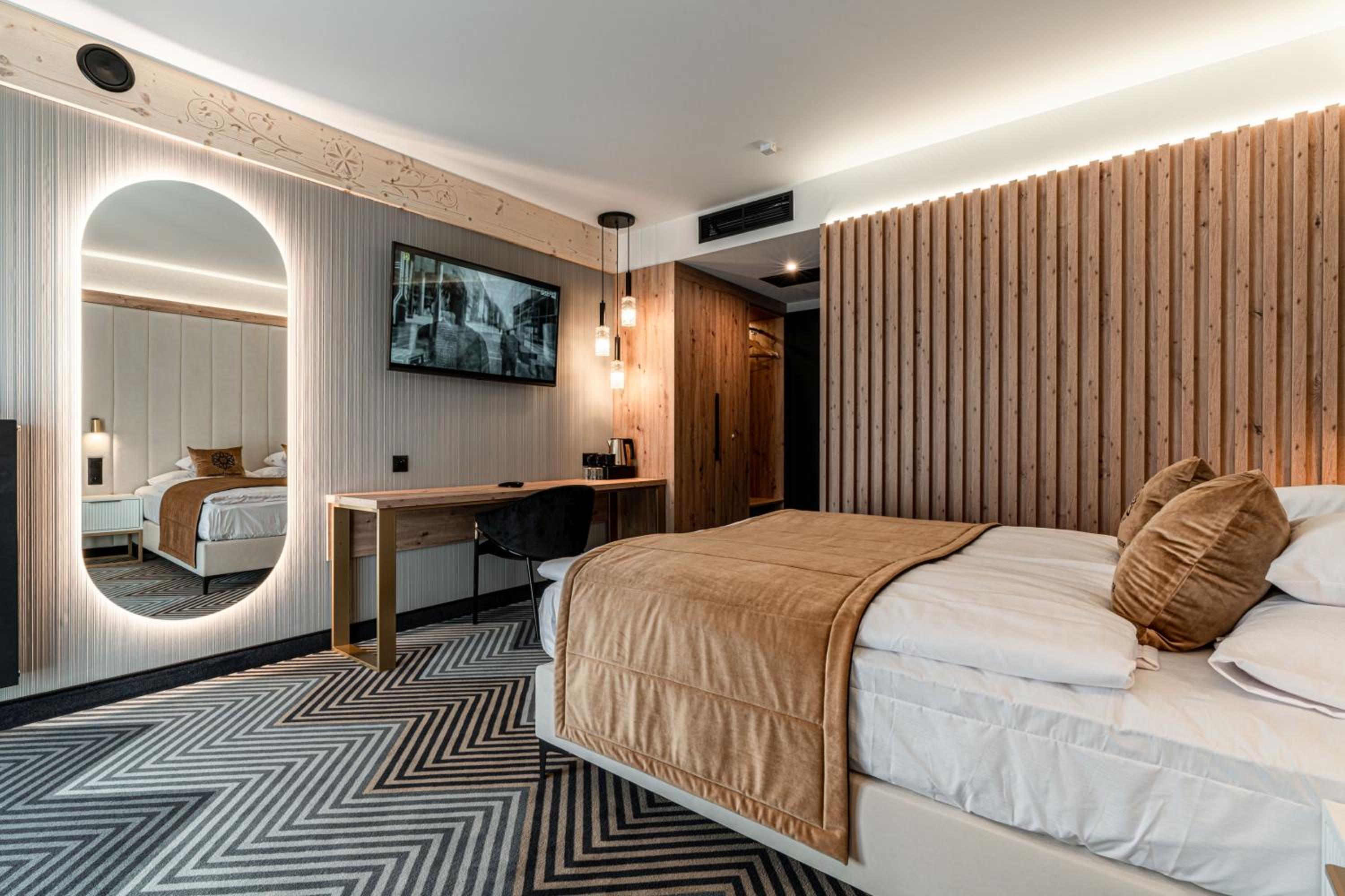 Deluxe Double Room with Balcony photo 3