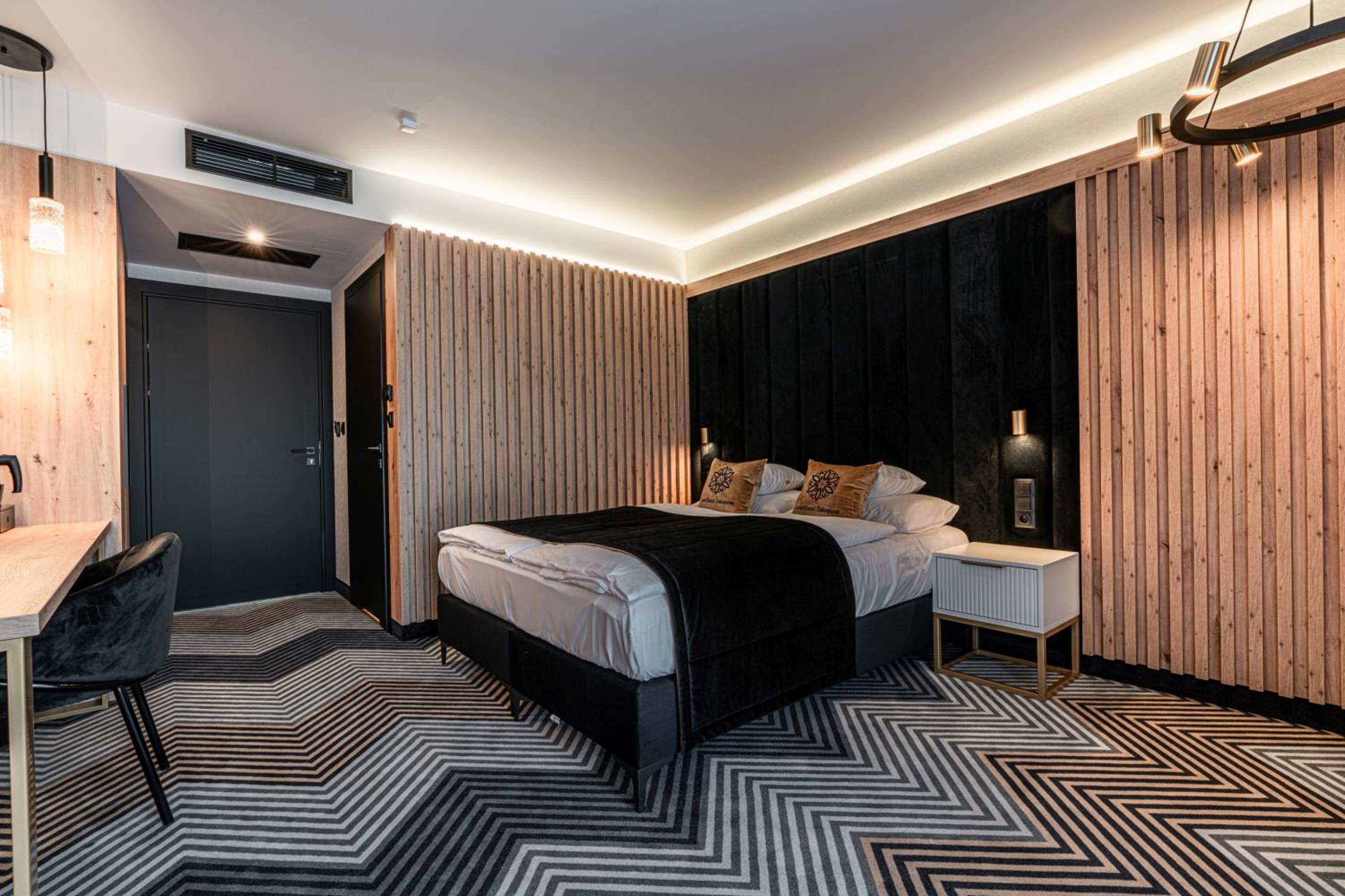 Deluxe Double Room with Balcony photo 2