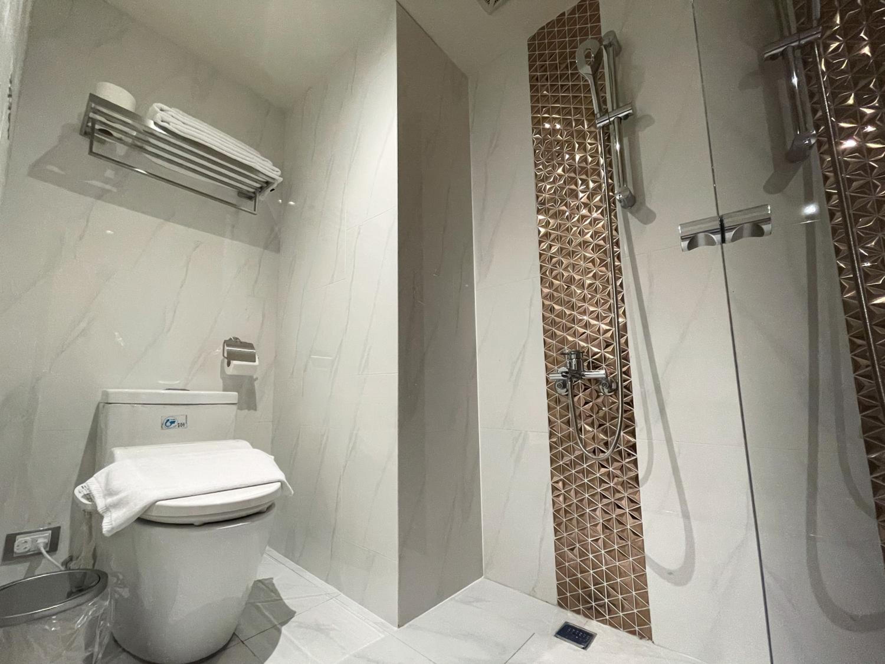 Standard Double Room - Photo 9