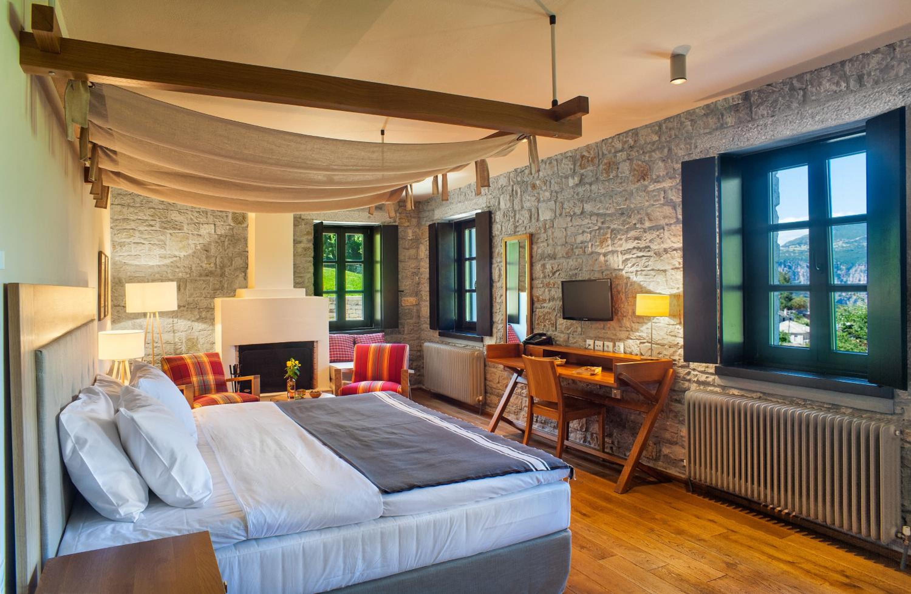 Honeymoon Suite with Outdoor Jacuzzi - Photo 3