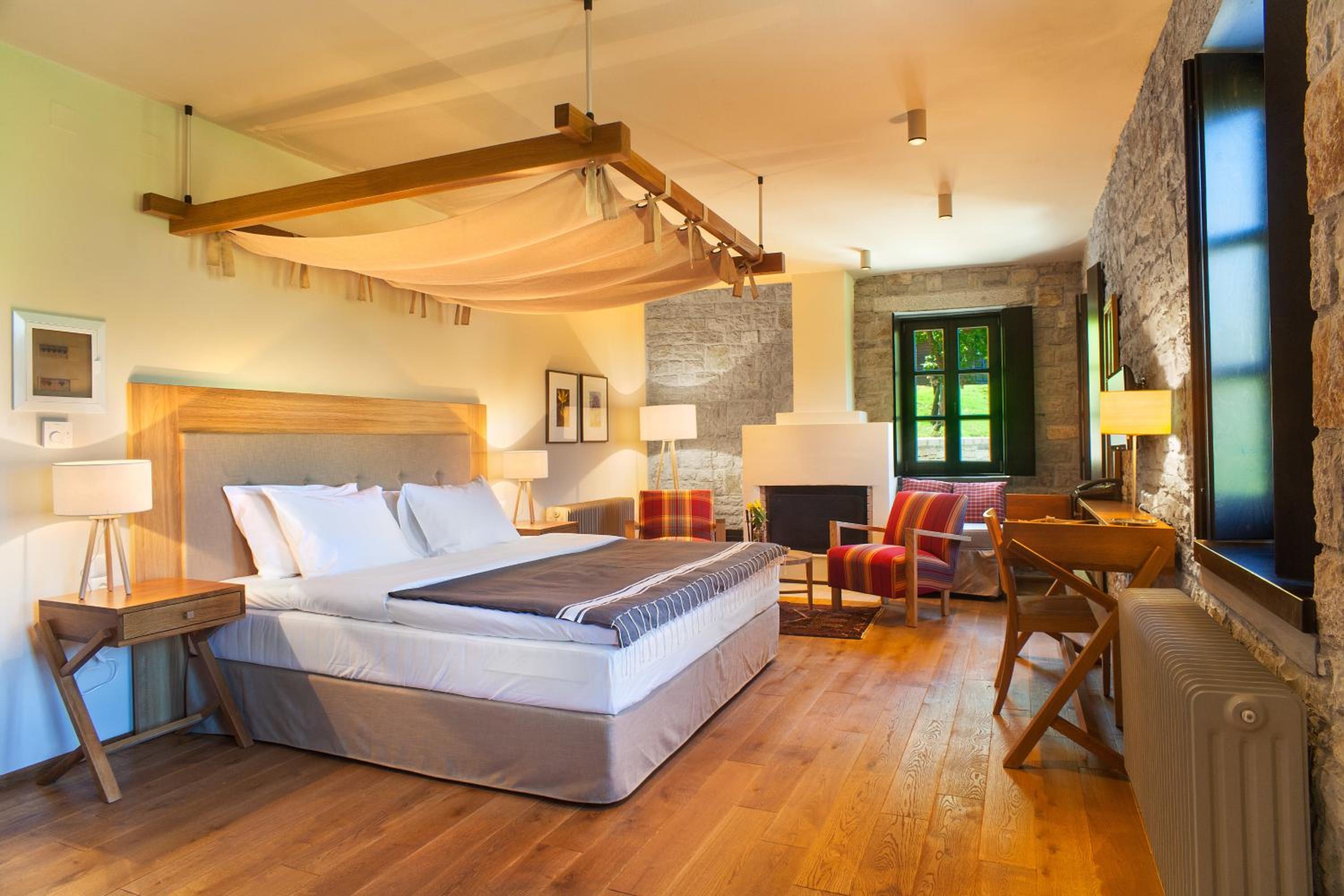 Honeymoon Suite with Outdoor Jacuzzi - Photo 1