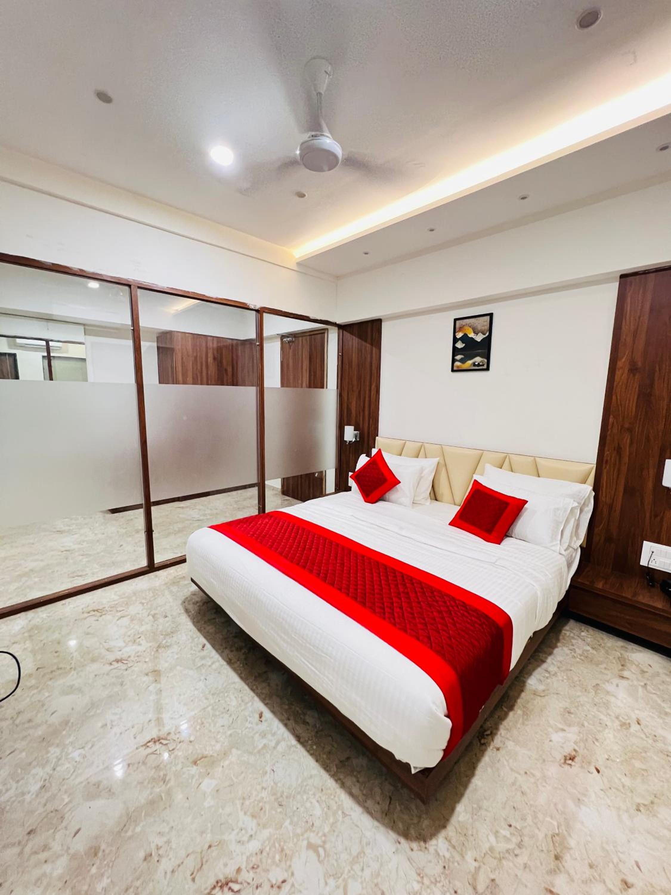 Executive Suite - Photo 15