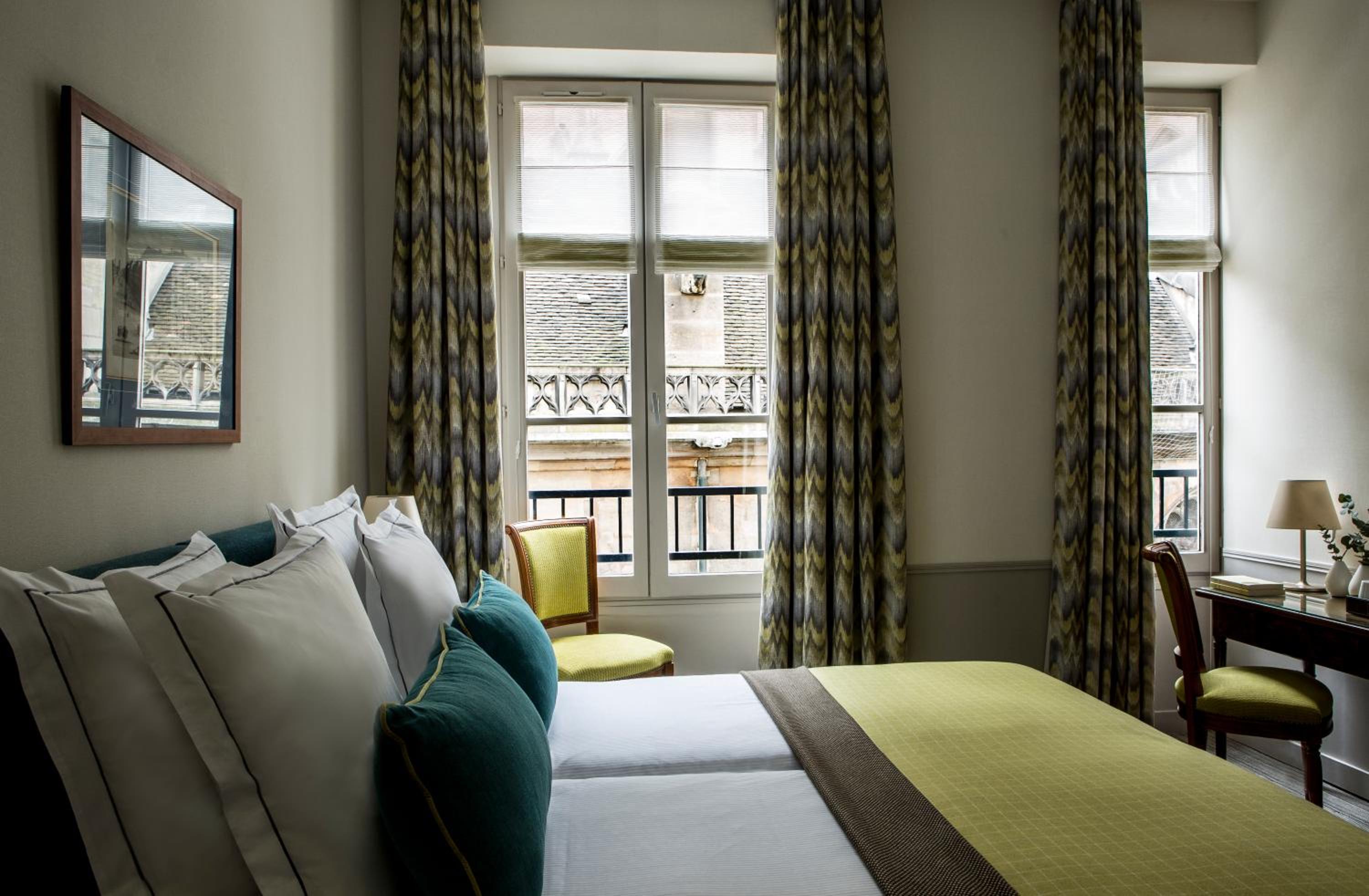 Superior Double or Twin Room with Louver View photo 3