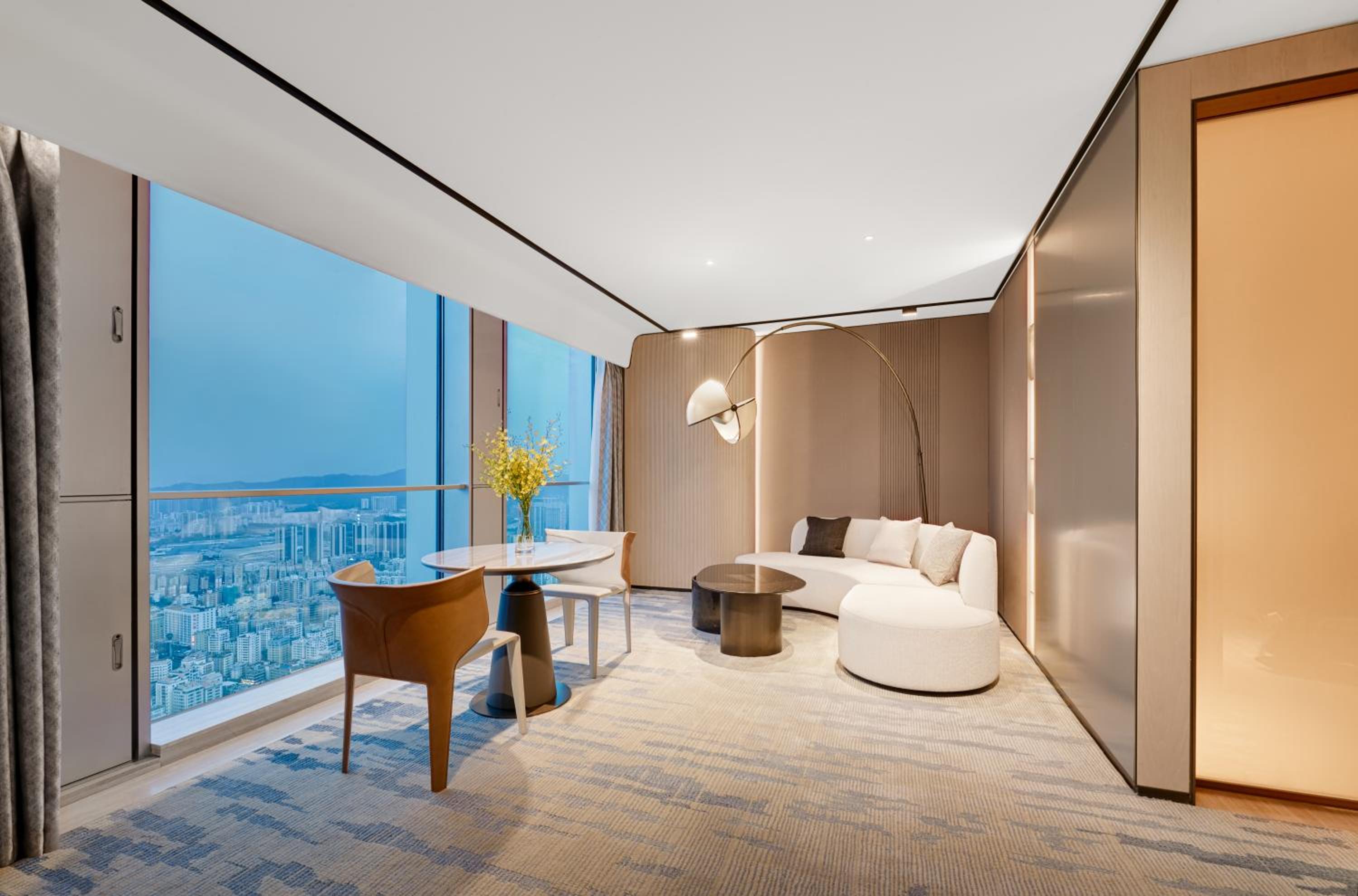 Deluxe Suite with One King Bed and Lounge Access - Skyline View - Photo 6