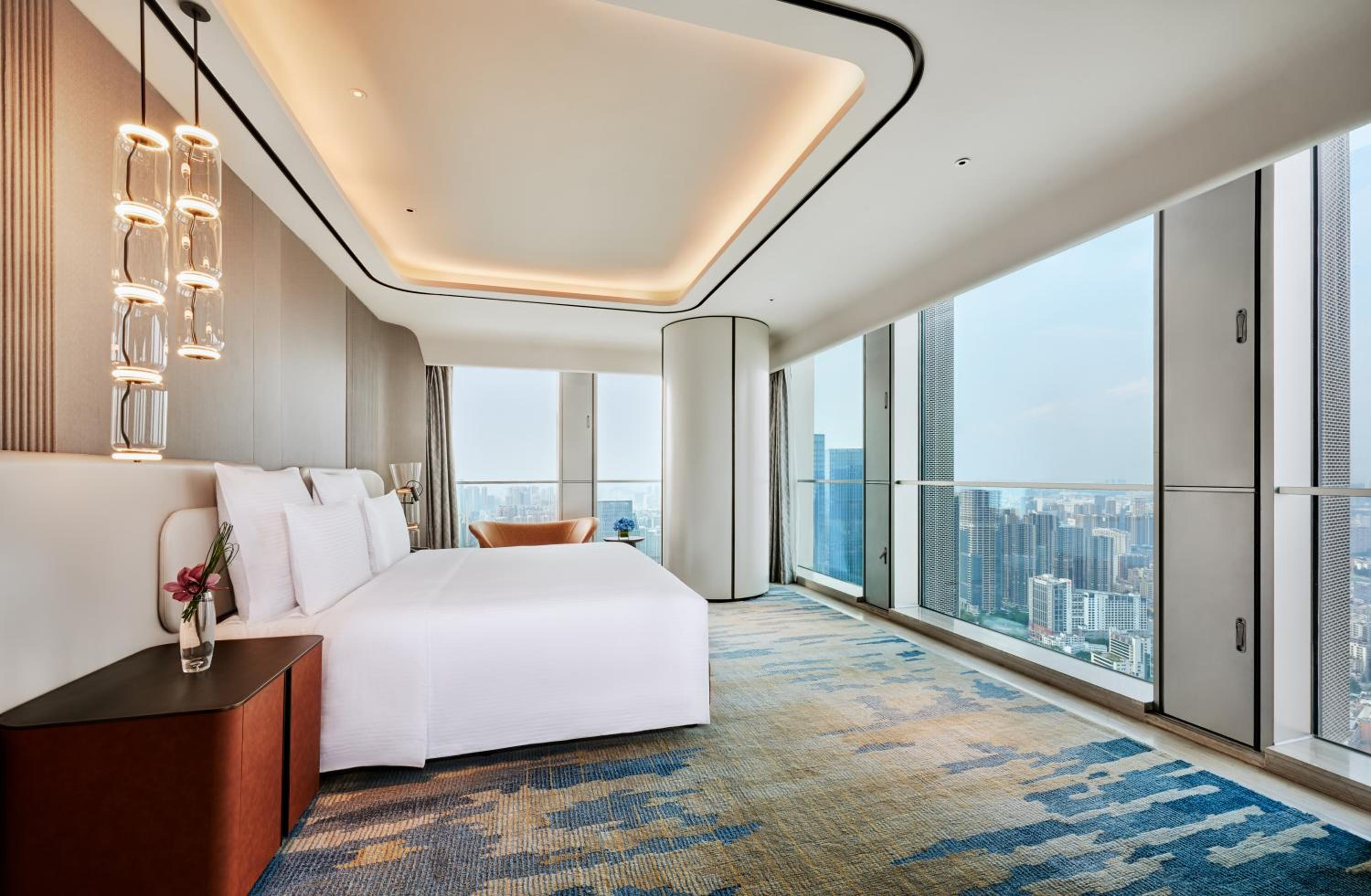 Deluxe Suite with One King Bed and Lounge Access - Skyline View - Photo 5