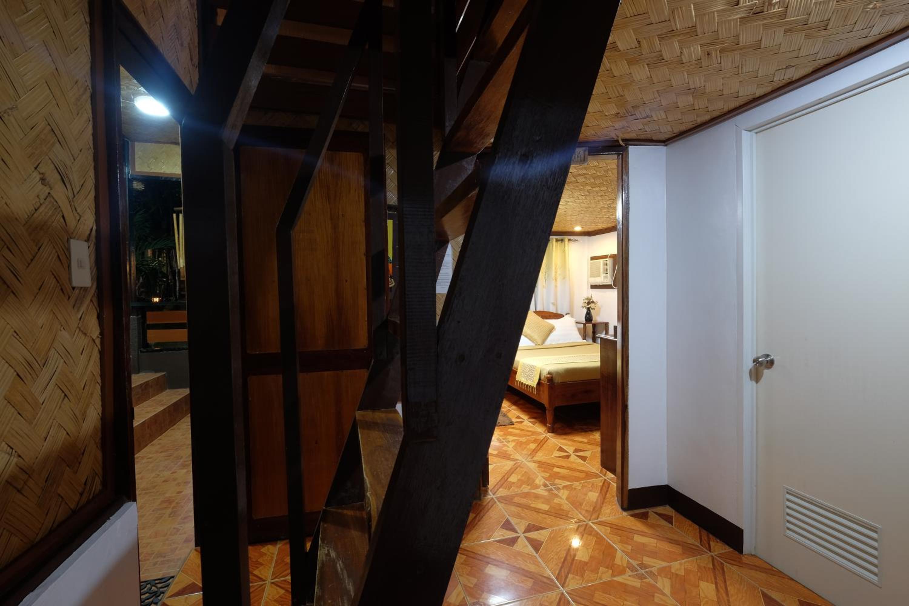 Deluxe Queen Room with Two Queen Beds - Photo 3
