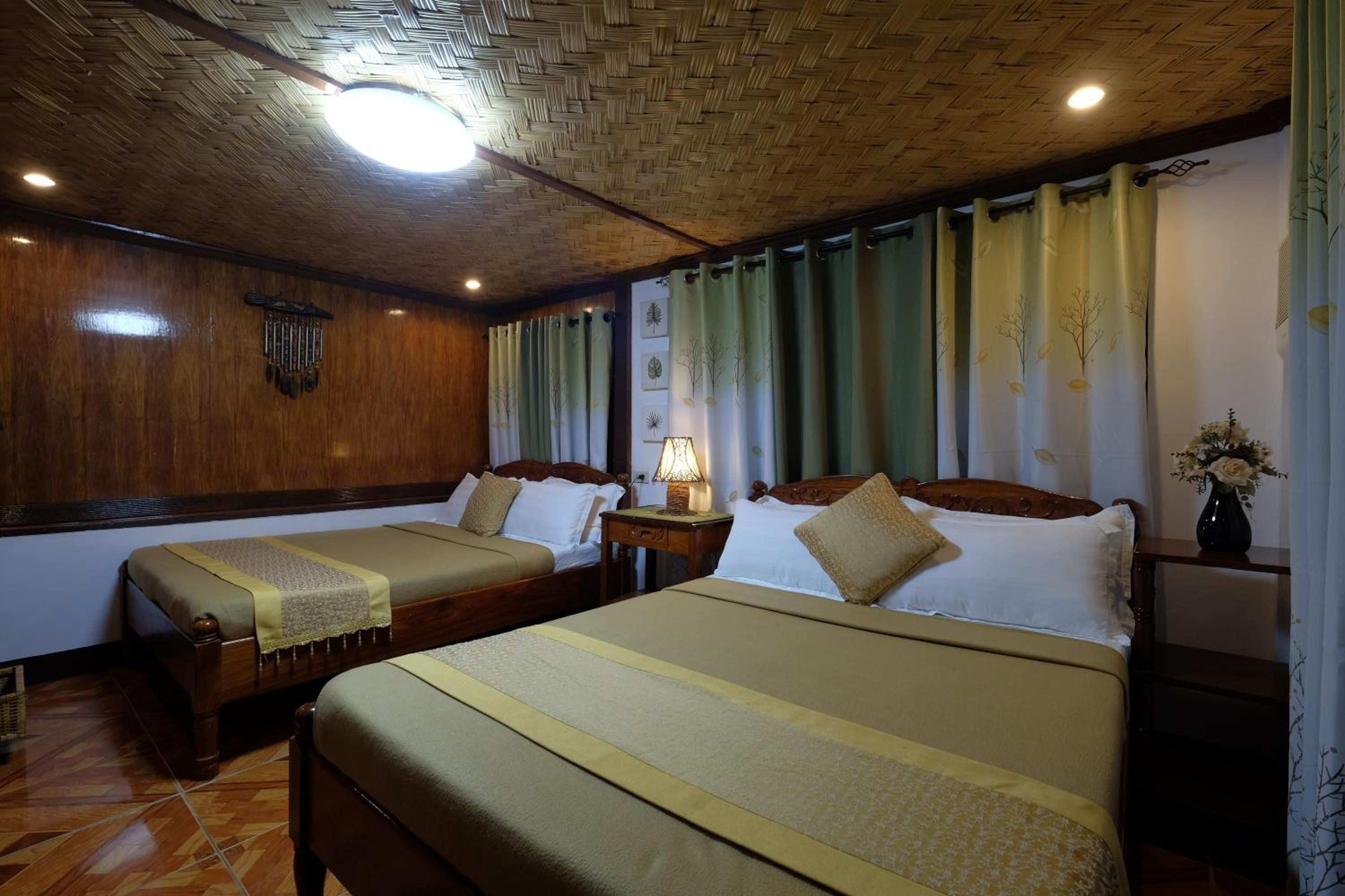 Deluxe Queen Room with Two Queen Beds - Photo 4