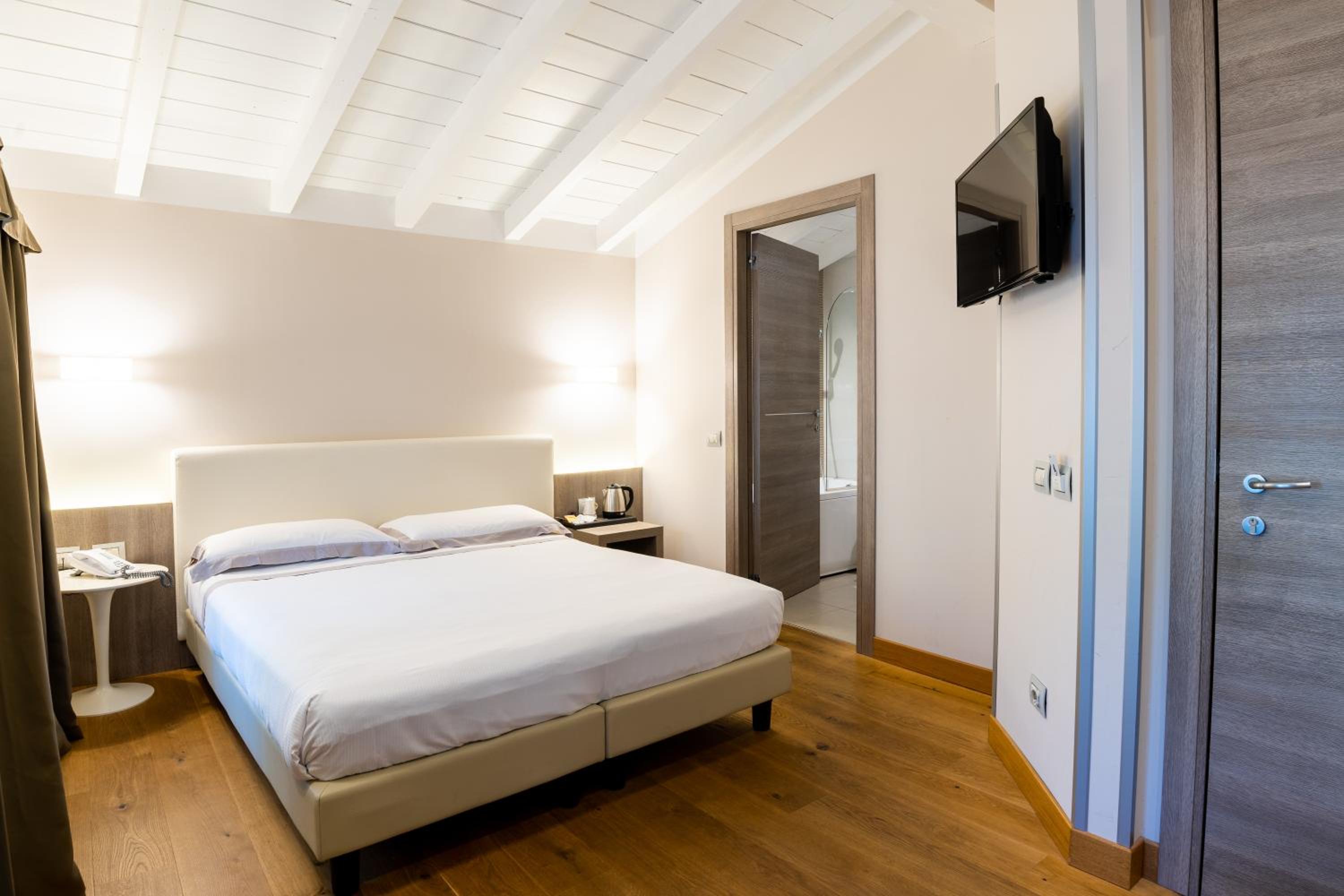 Superior Double Room - Photo 1