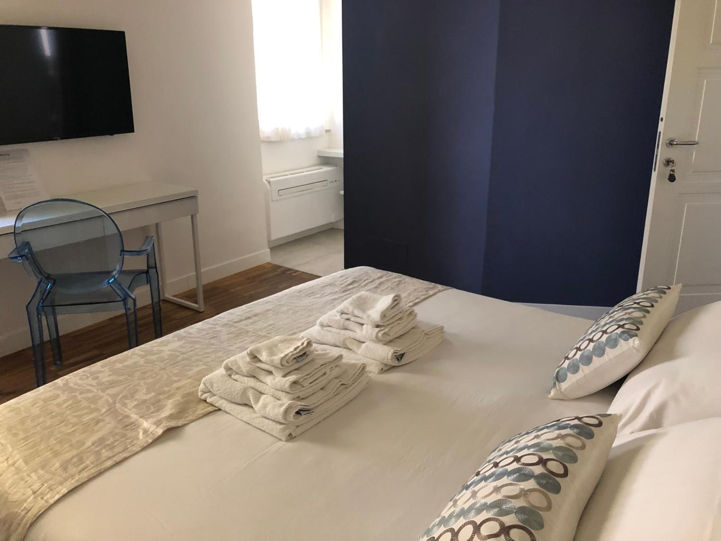 Large Double Room - Photo 12