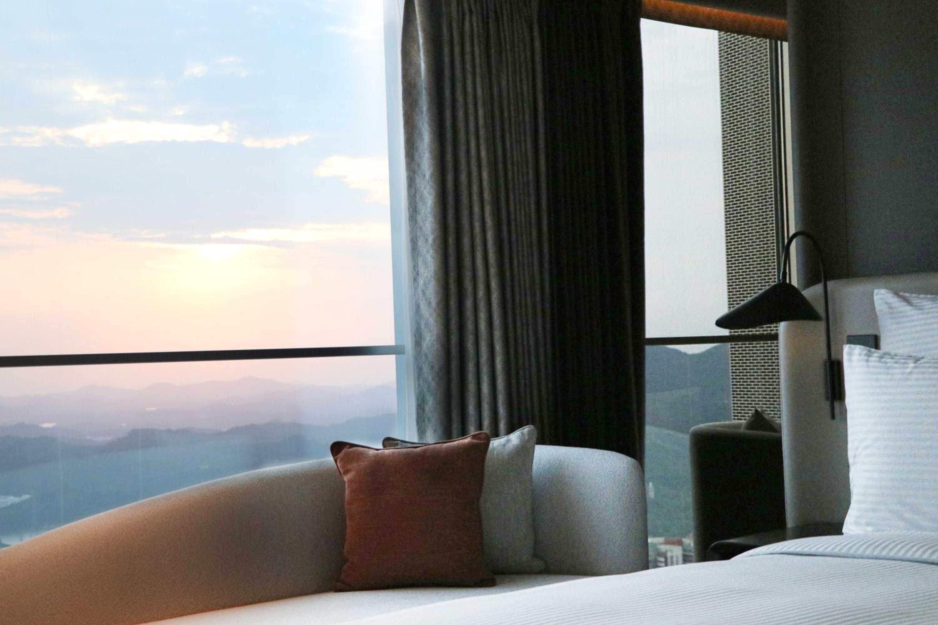 Premium Deluxe Double Room with Two Double Beds - Skyline View - Photo 2