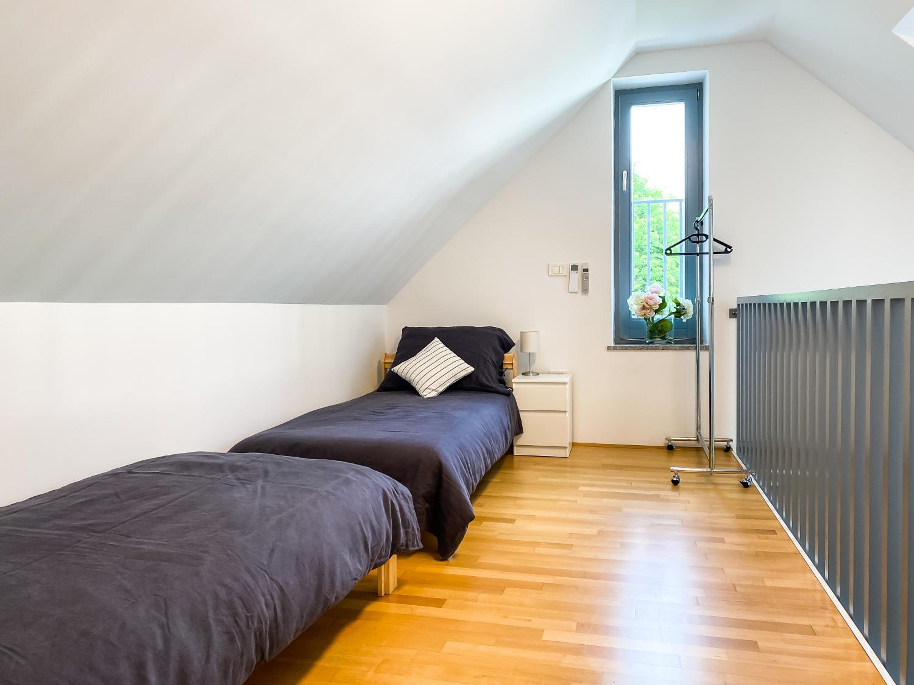 Three-Bedroom Apartment with Terrace and Lake View - Photo 5