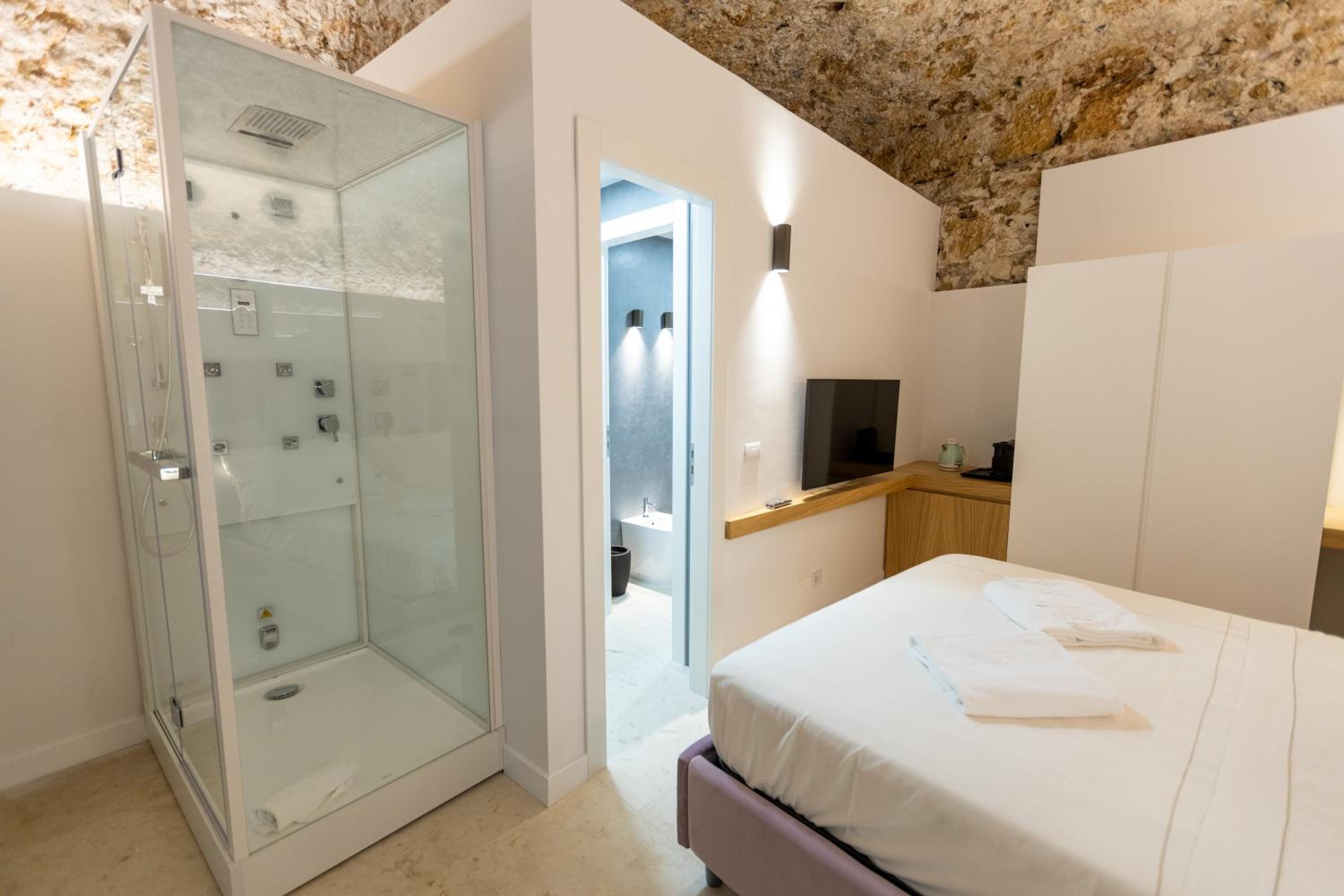 Standard Double Room - Photo 1