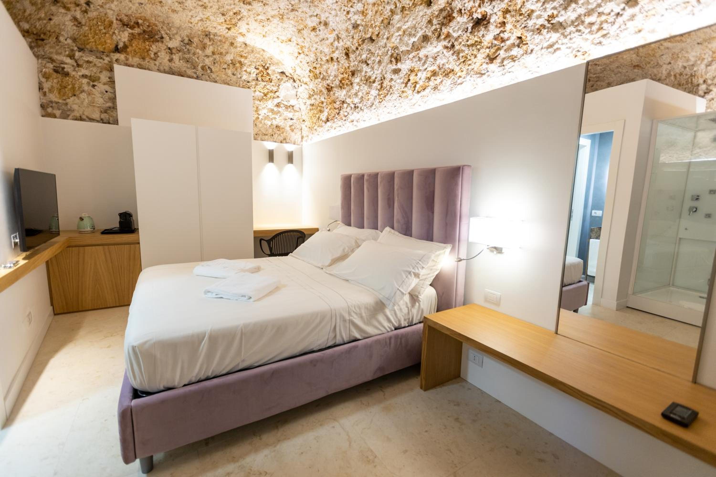 Standard Double Room - Photo 2