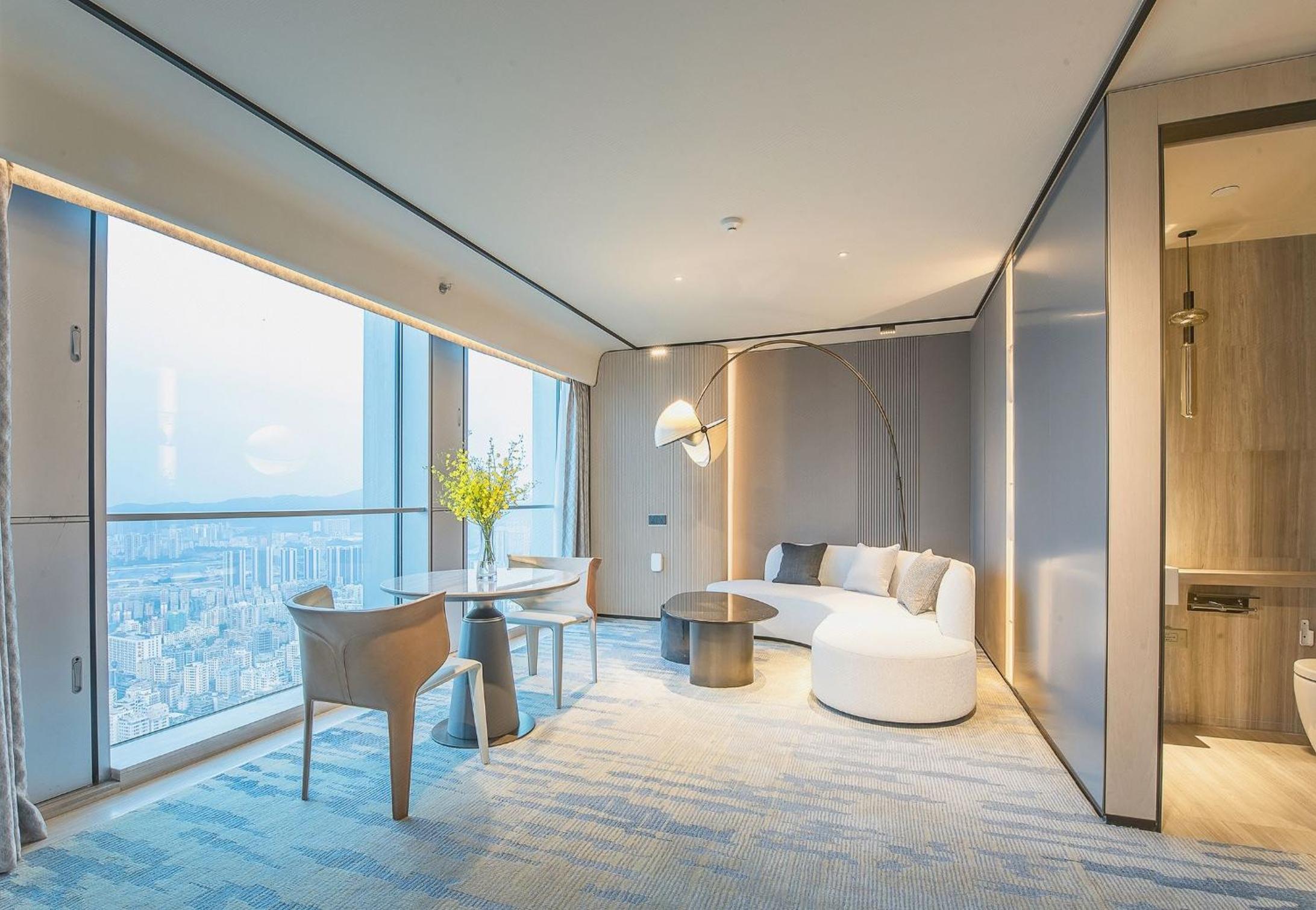 Deluxe Suite with One King Bed and Lounge Access - Skyline View - Photo 2