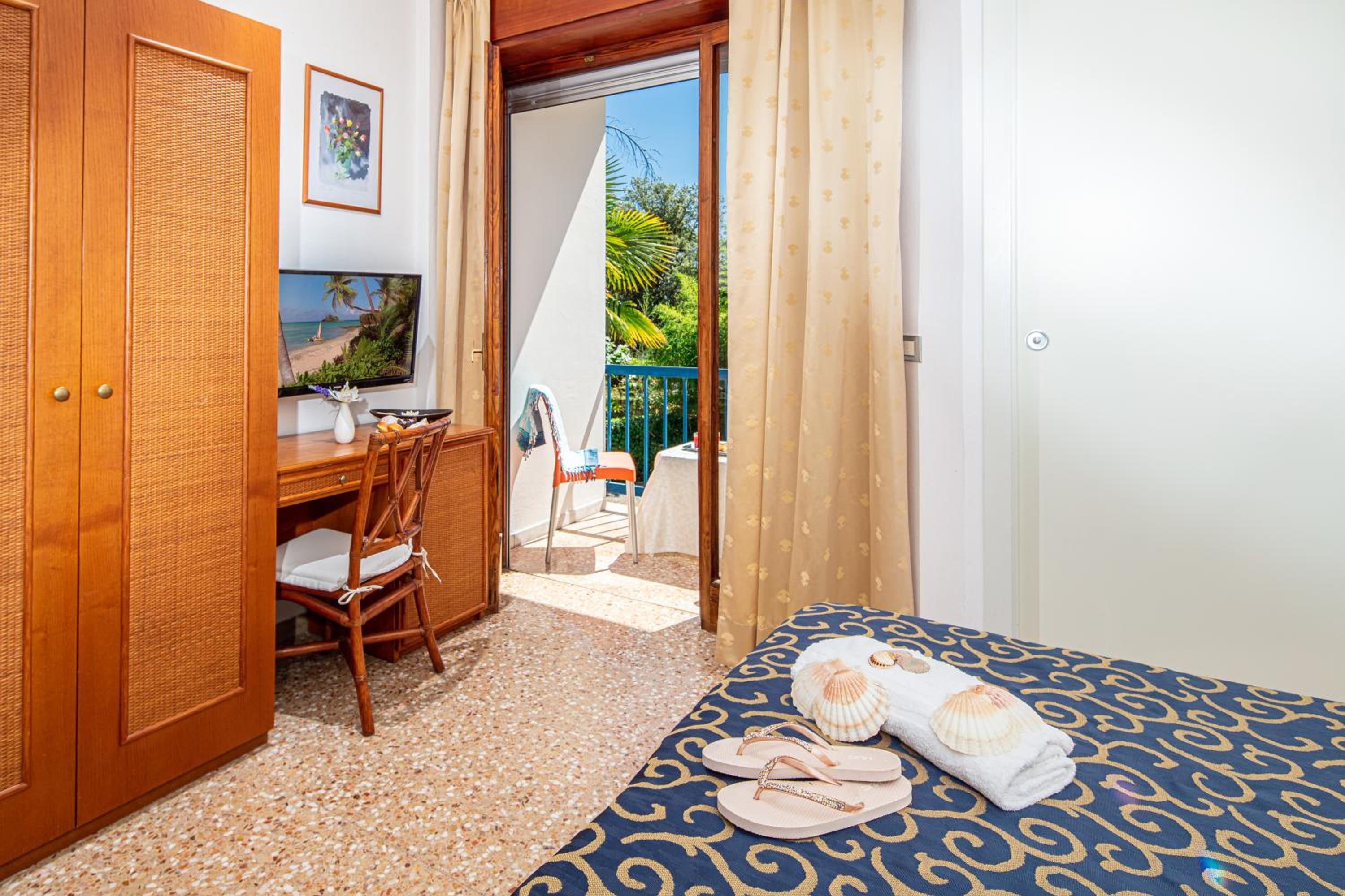 Double Room with Balcony - Photo 1