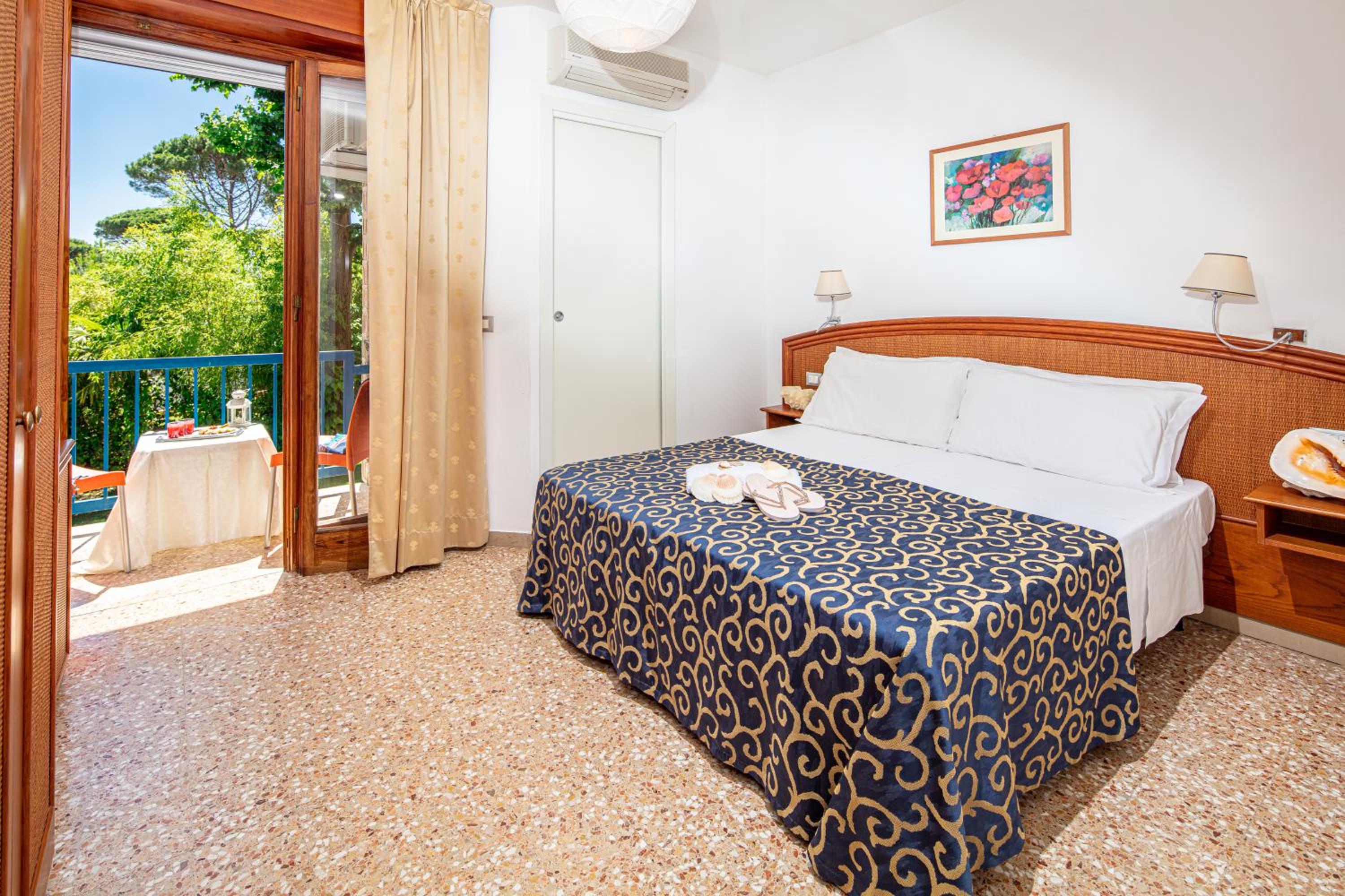 Double Room with Balcony - Photo 15
