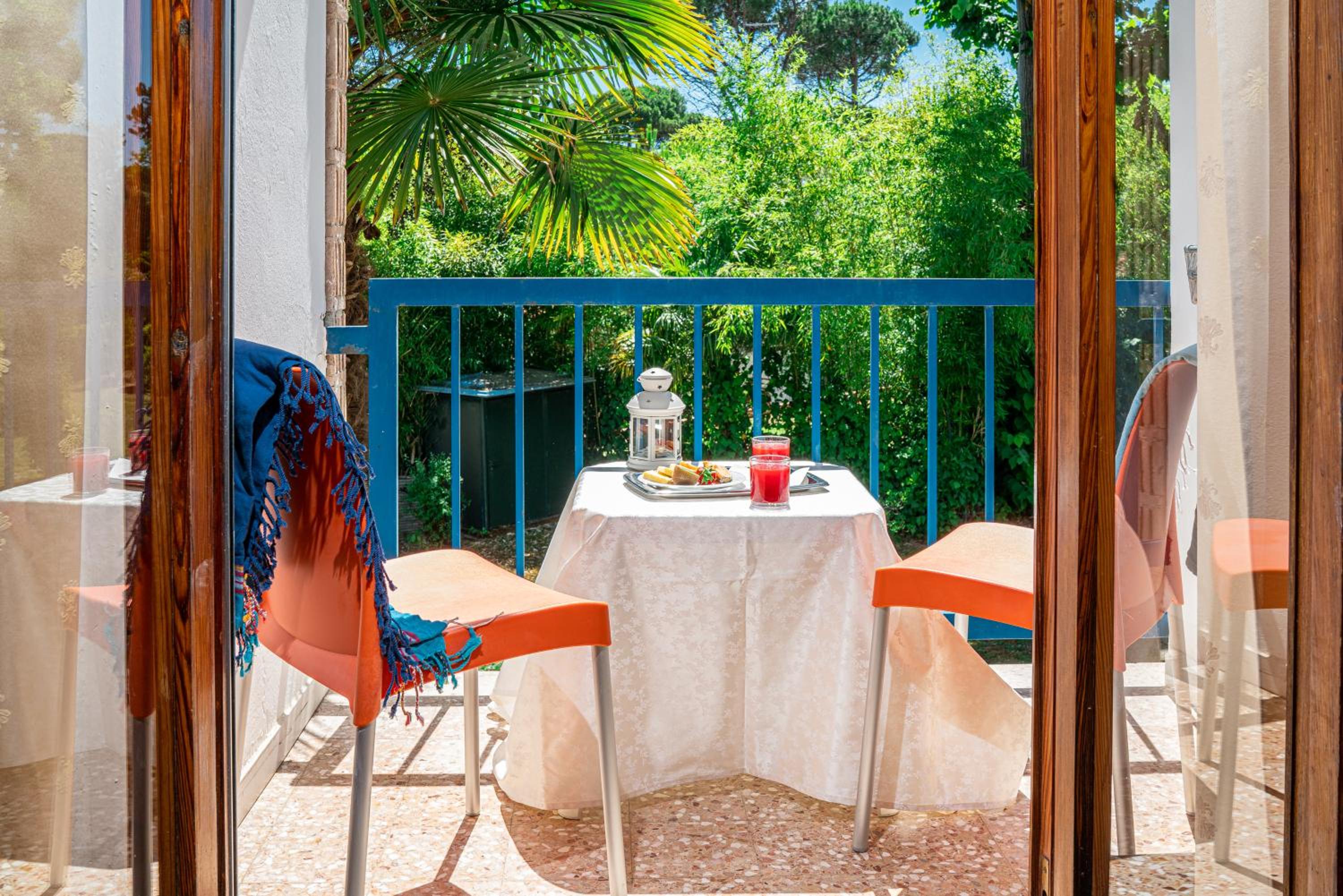 Double Room with Balcony - Photo 14