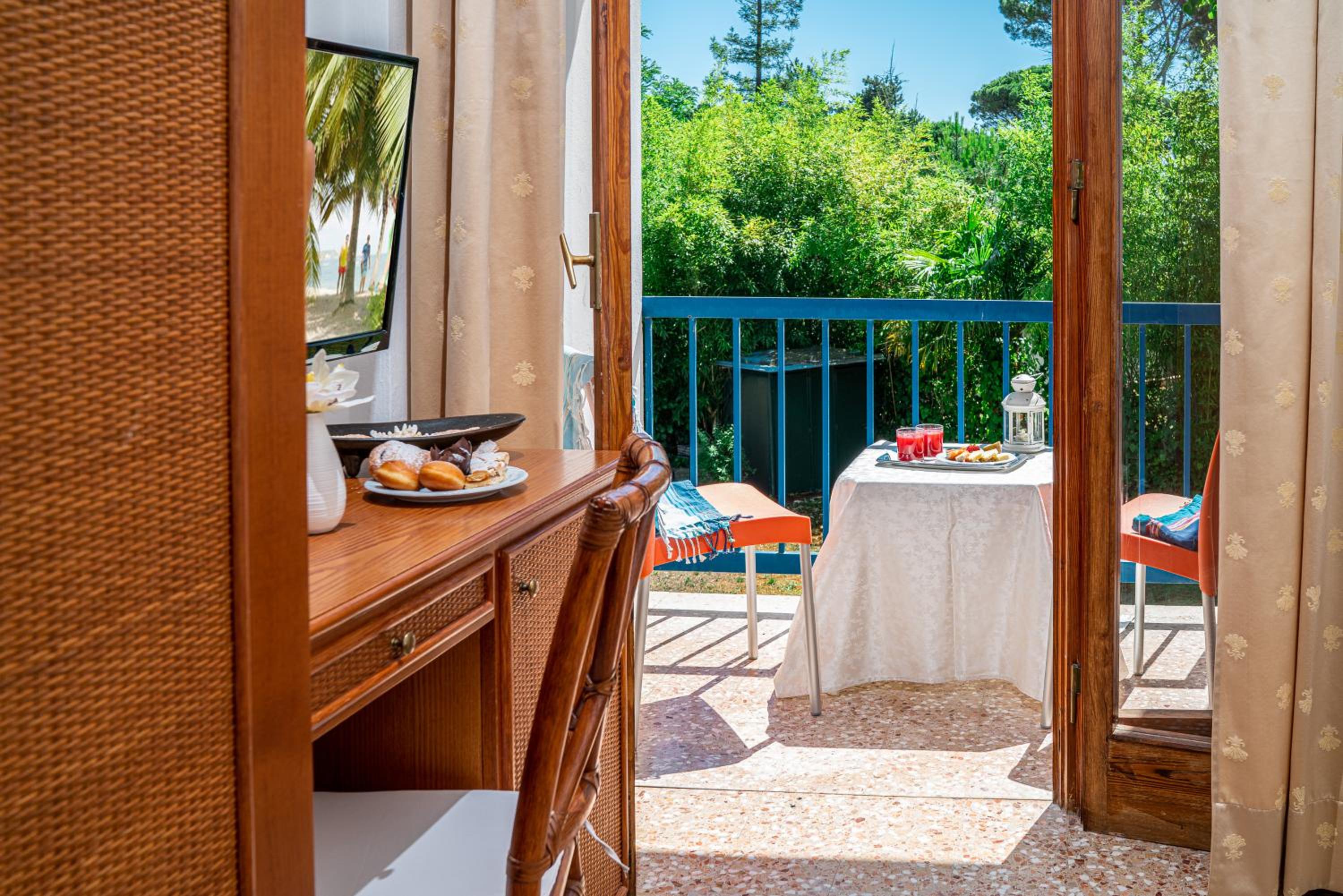 Double Room with Balcony - Photo 12