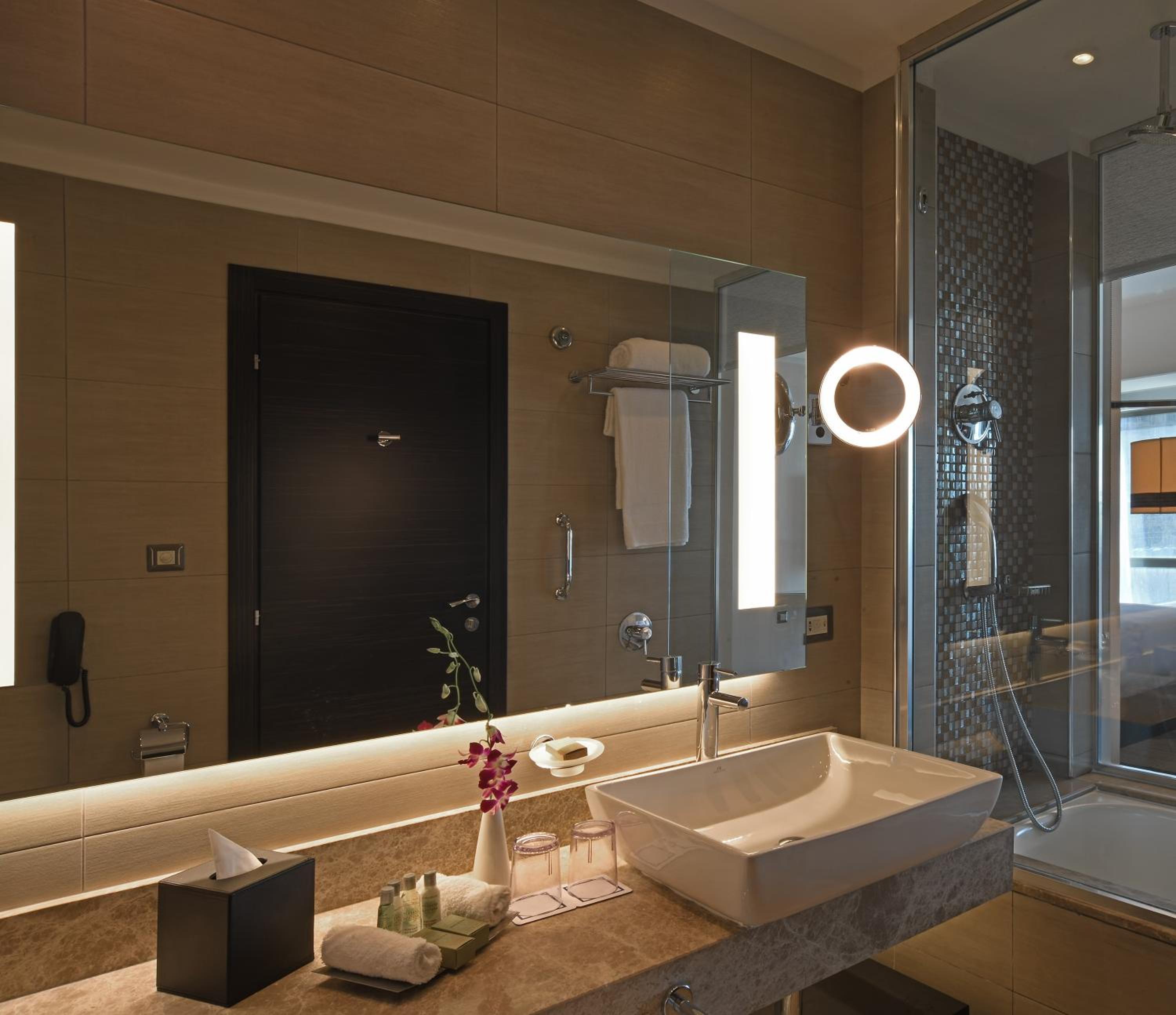 Deluxe King Room - Photo 17