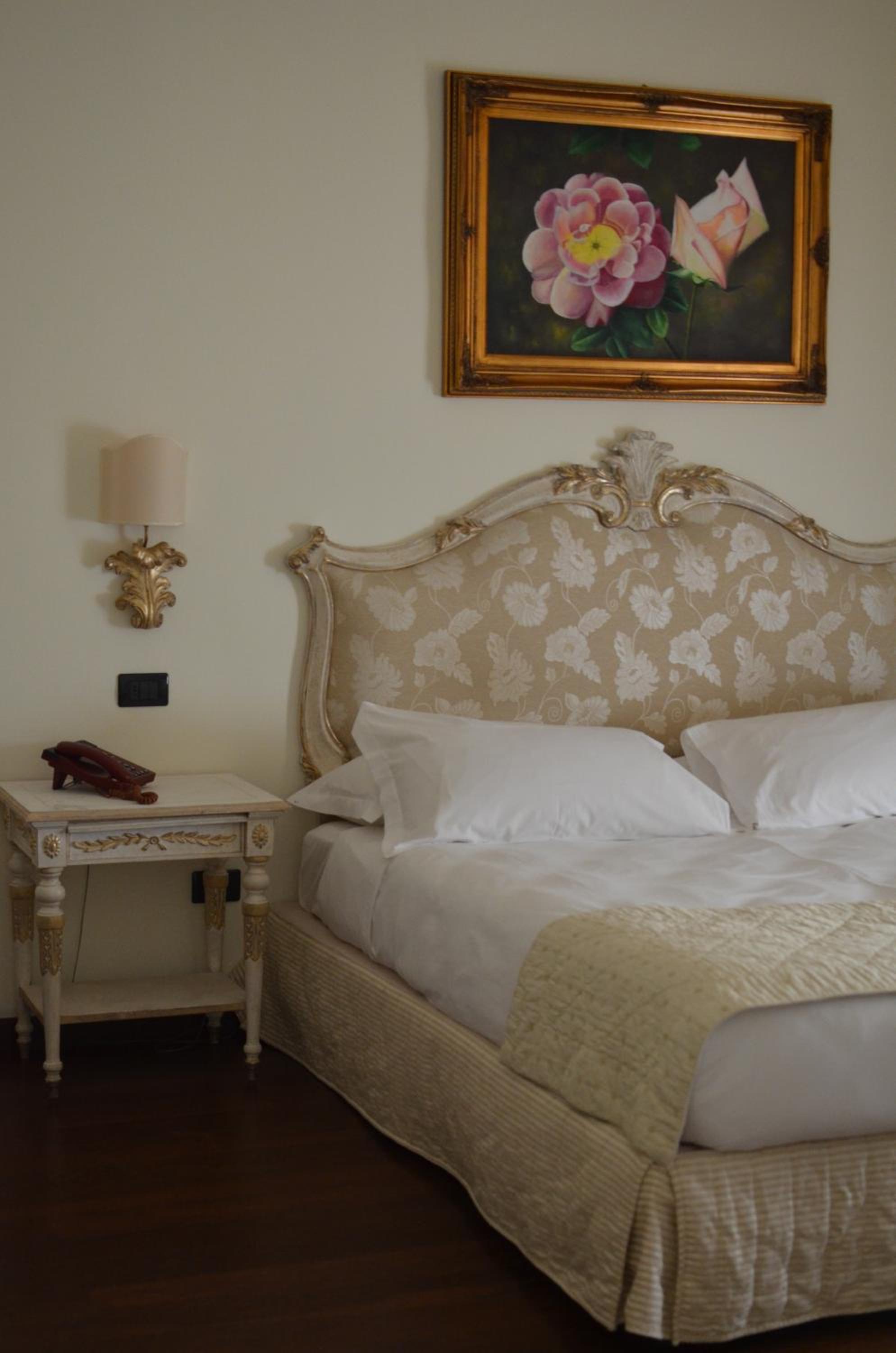 Double or Twin Room - Photo 4