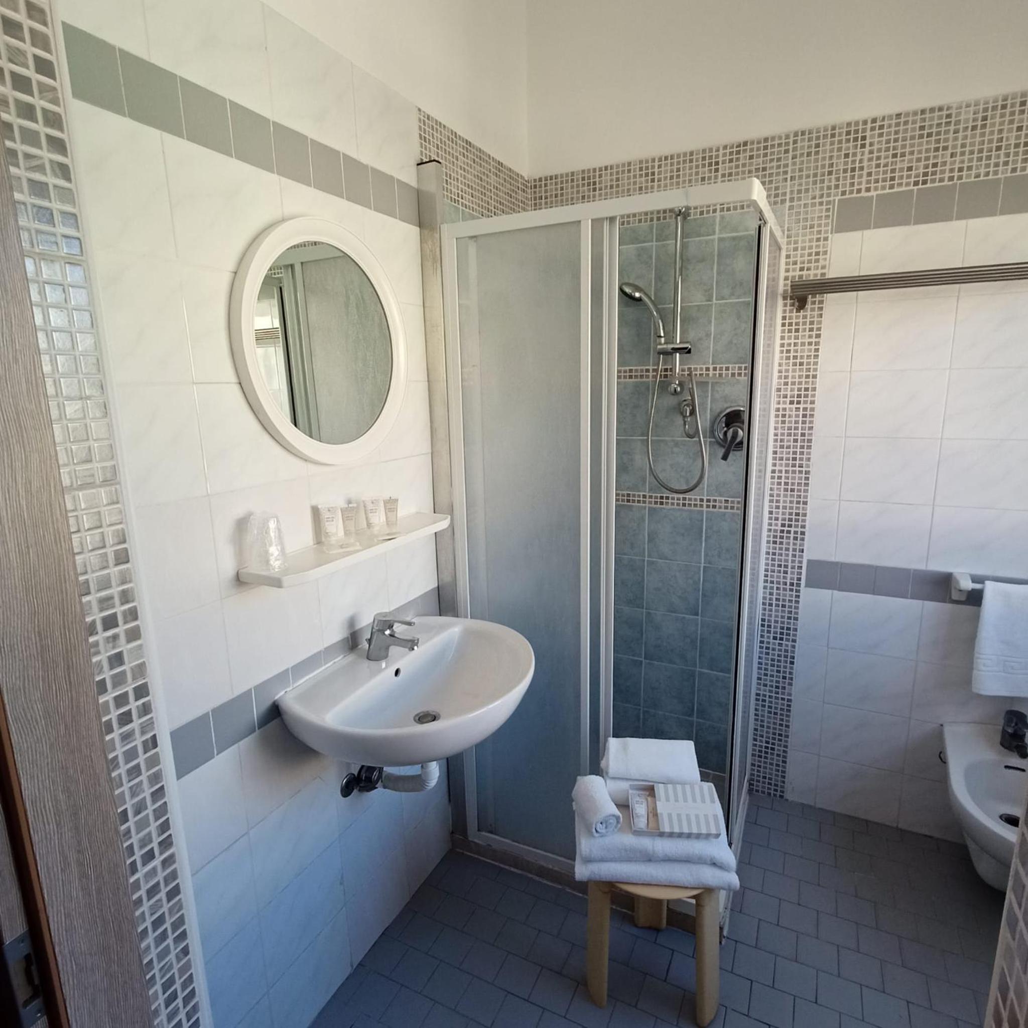 Double or Twin Room with Balcony - Photo 8