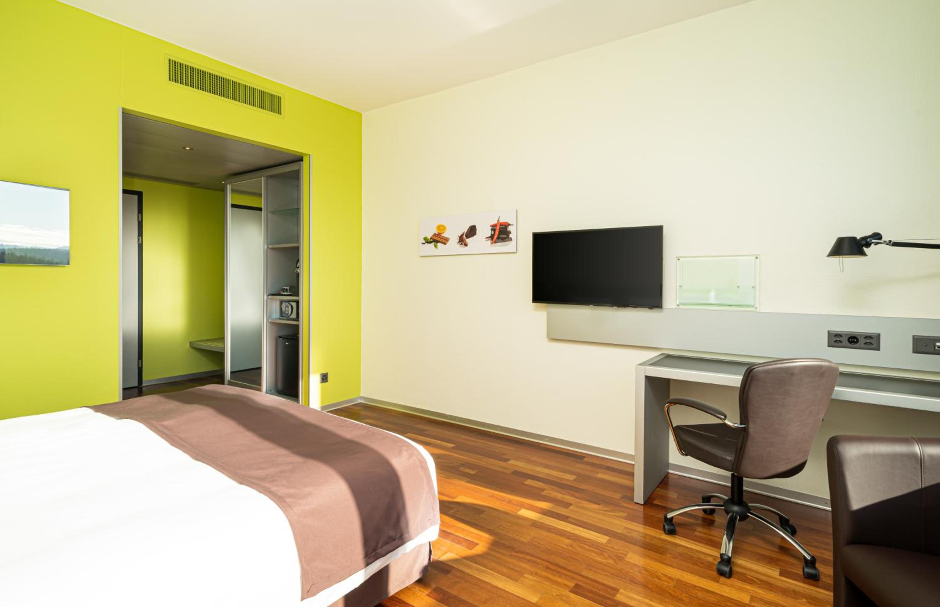 Premium King Room - Photo 2