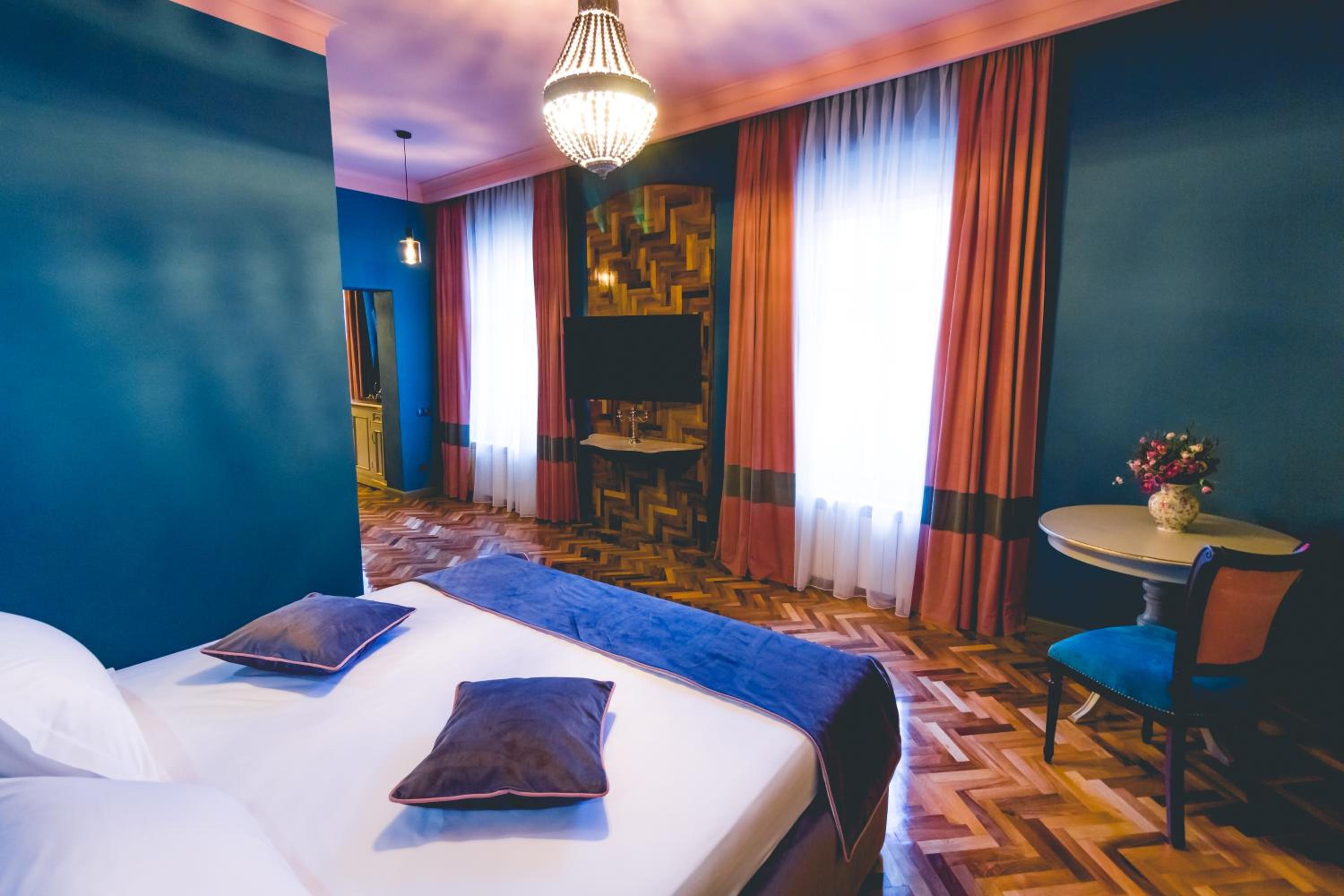 Deluxe Family Suite - Photo 31