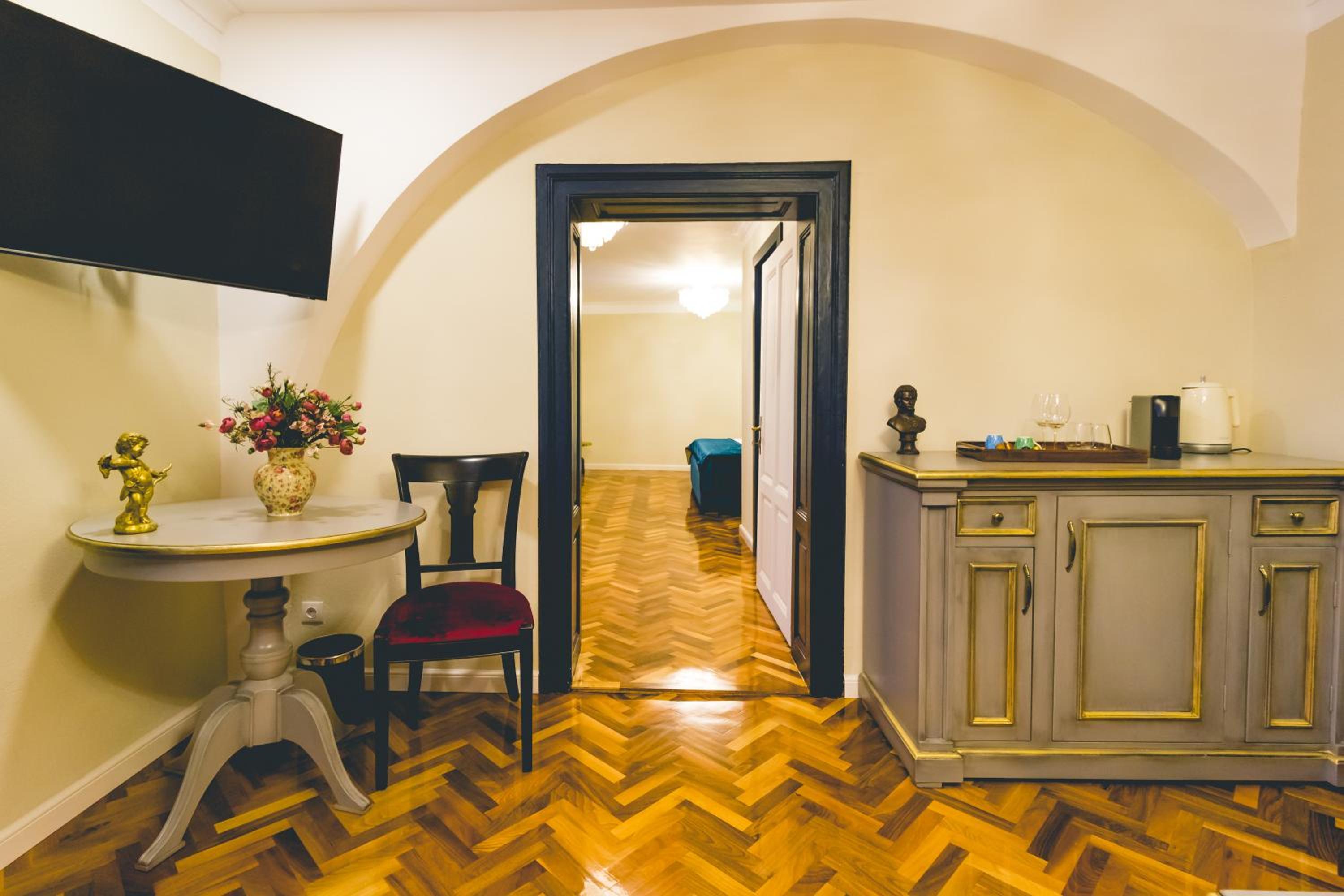 Deluxe Family Suite - Photo 19