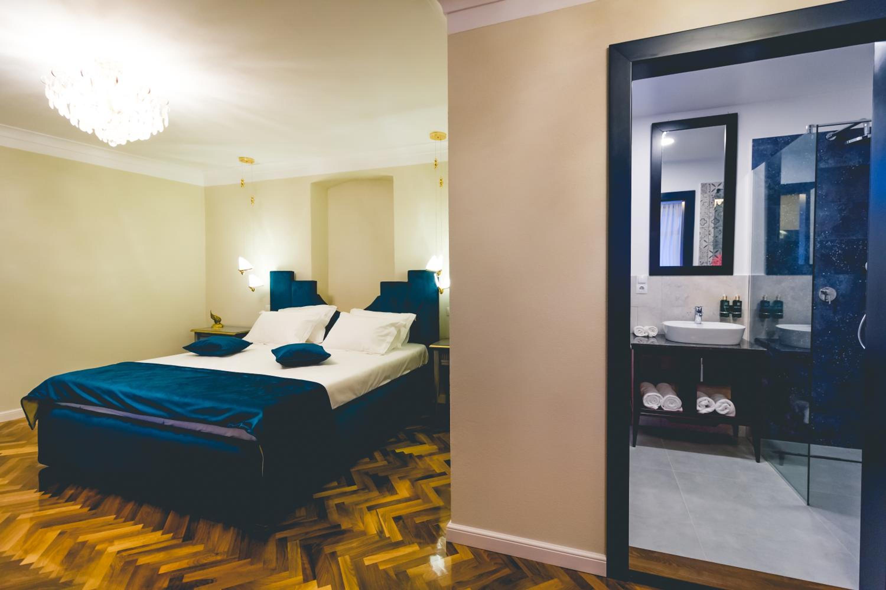 Deluxe Family Suite - Photo 17