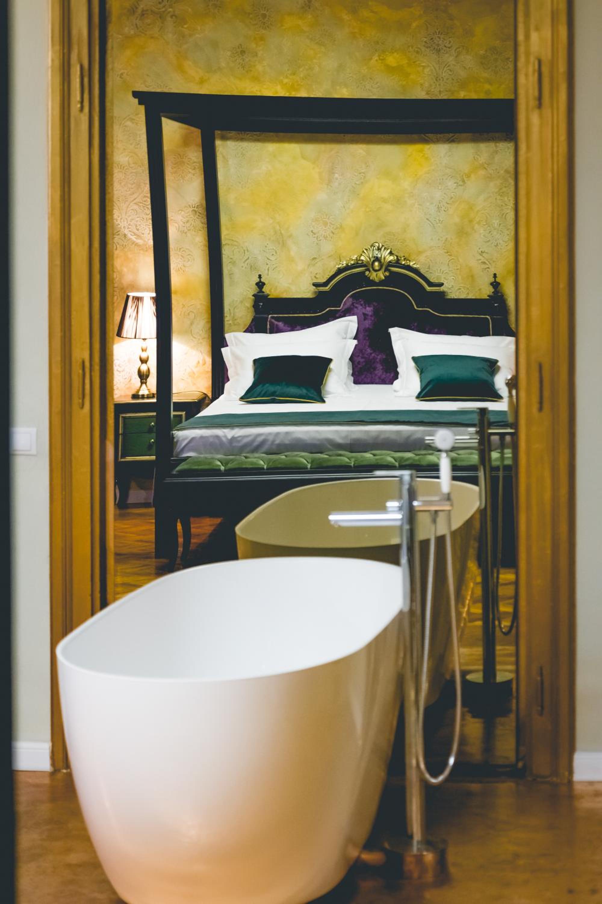 Deluxe King Room - Photo 18