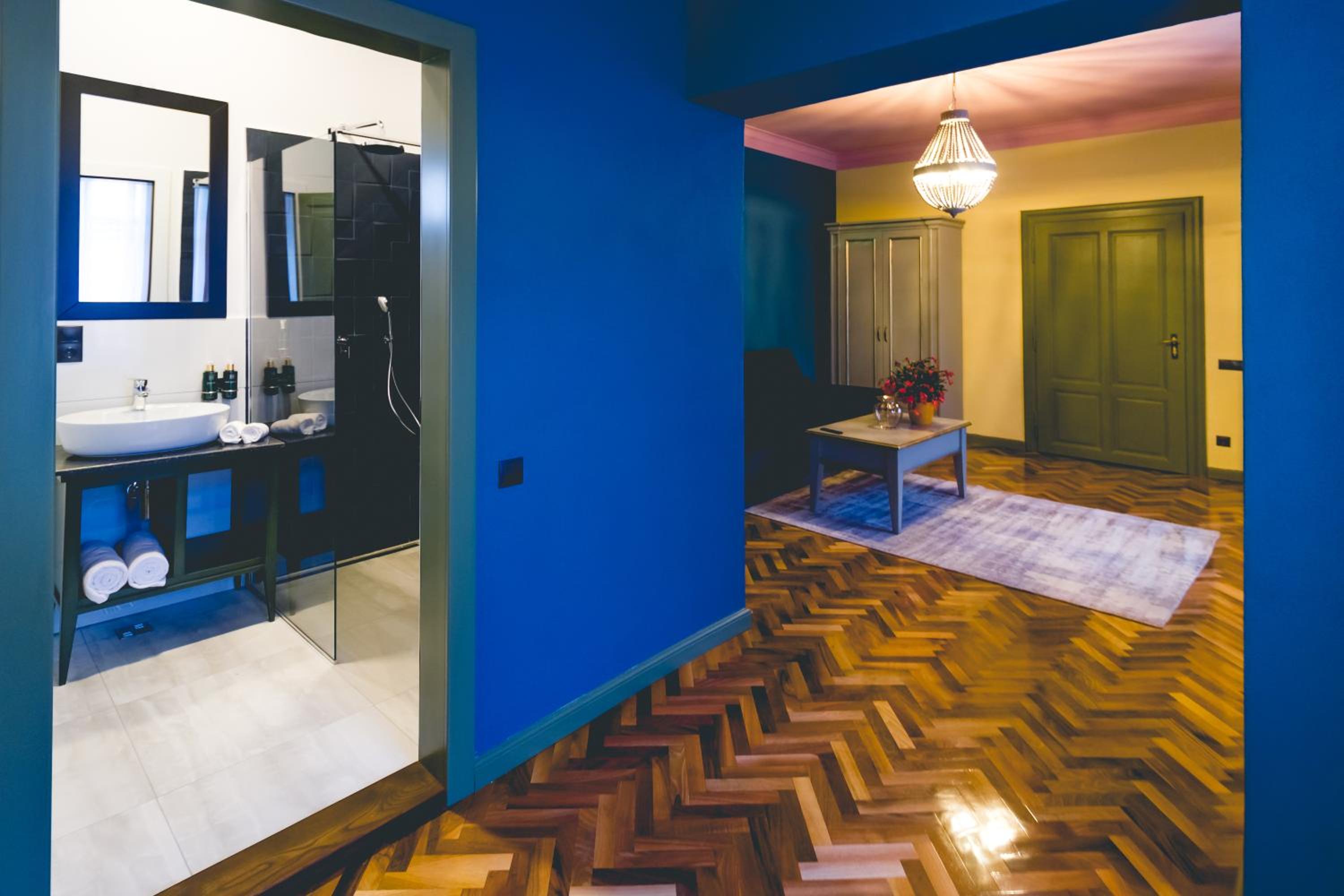 Deluxe Family Suite - Photo 28