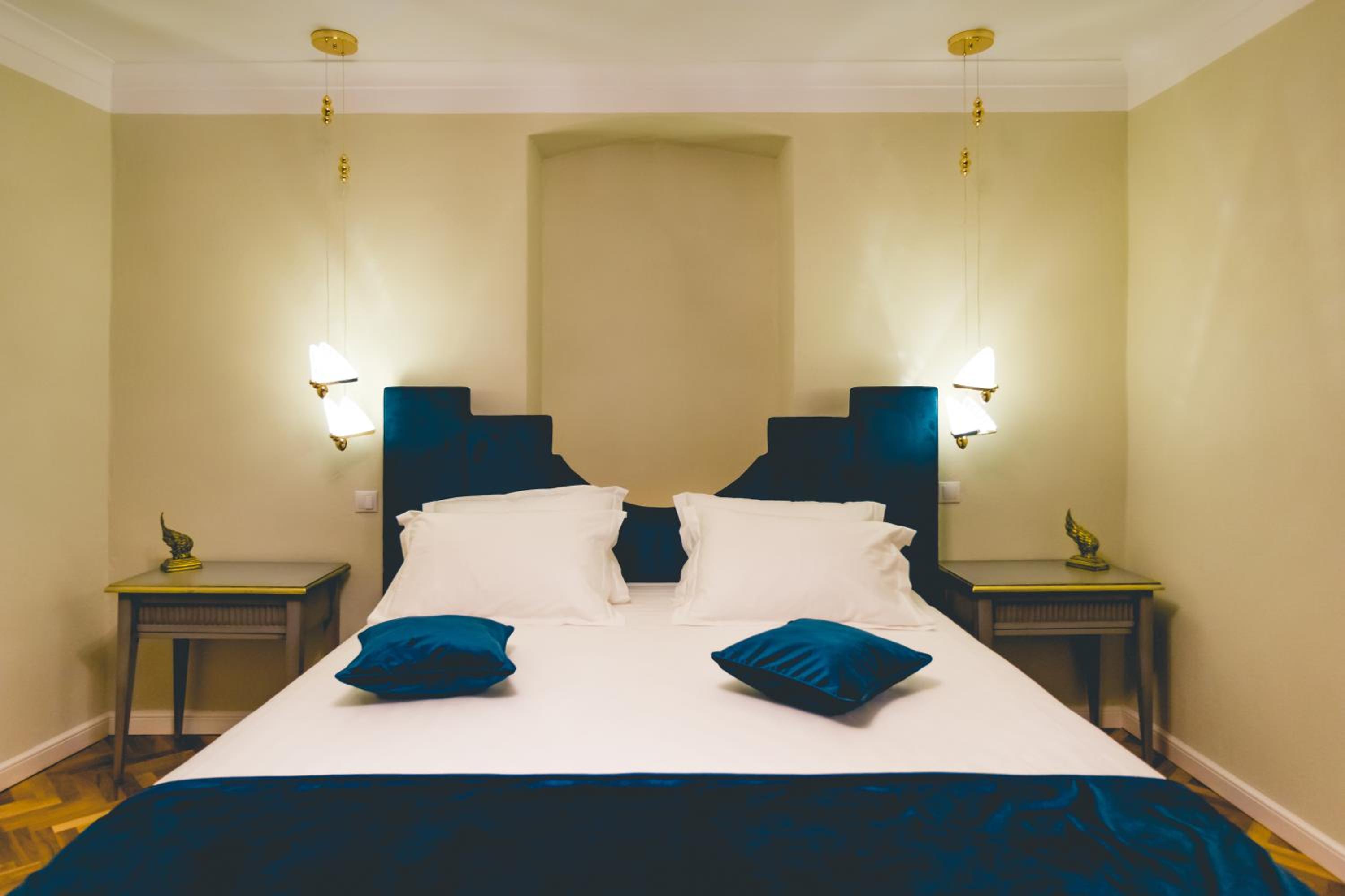 Deluxe Family Suite - Photo 16
