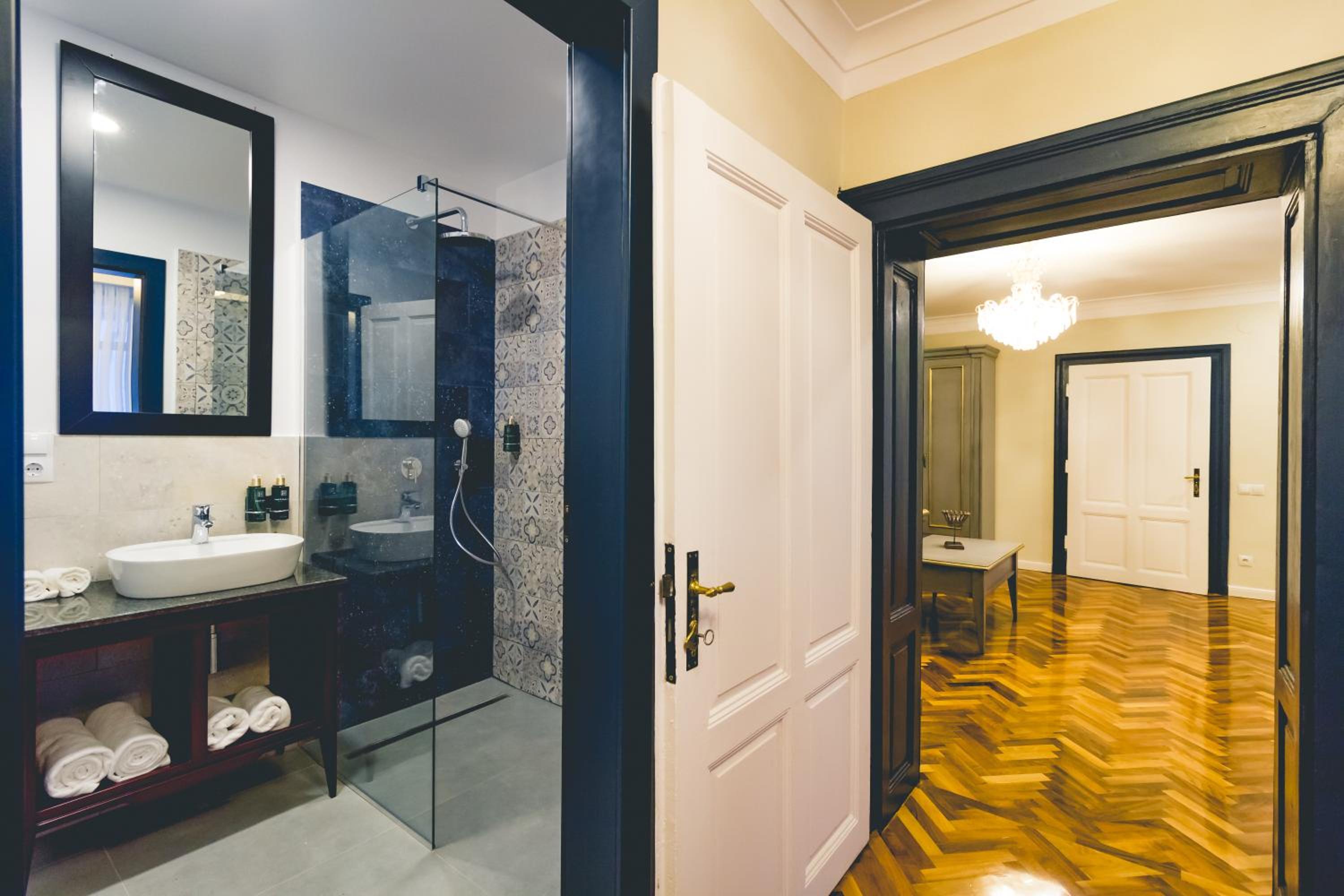 Deluxe Family Suite - Photo 30