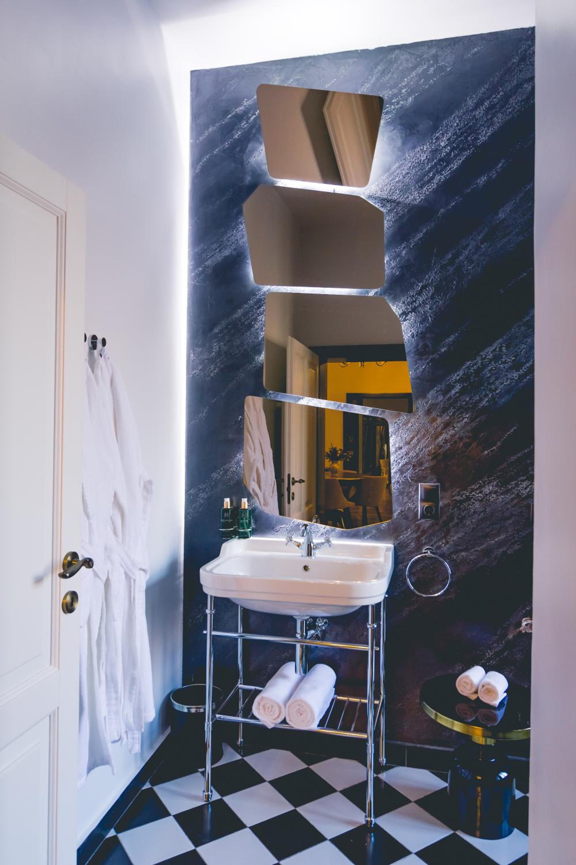 Deluxe King Room - Photo 28