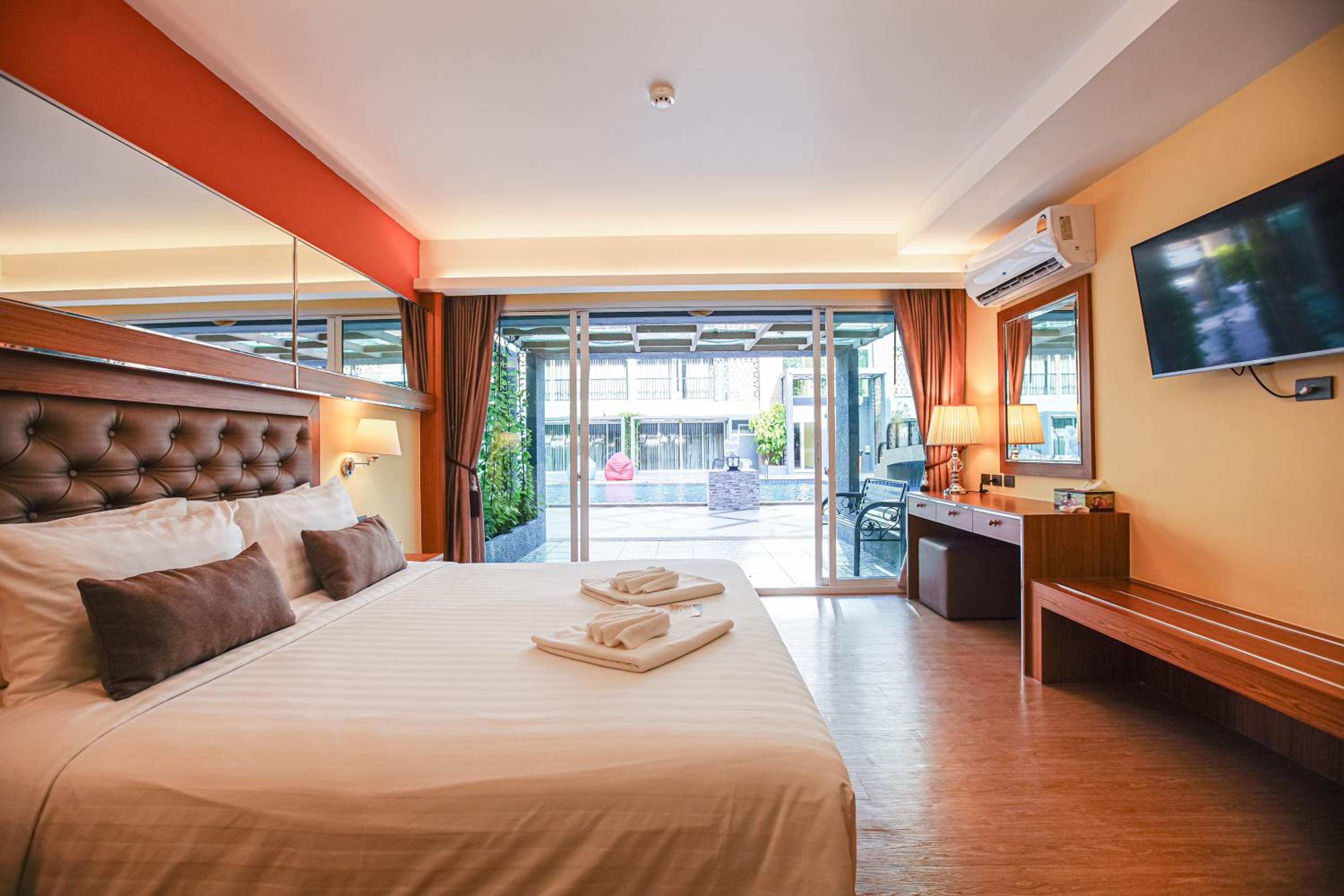 Double or Twin Room with Swimming Pool Access - Photo 4