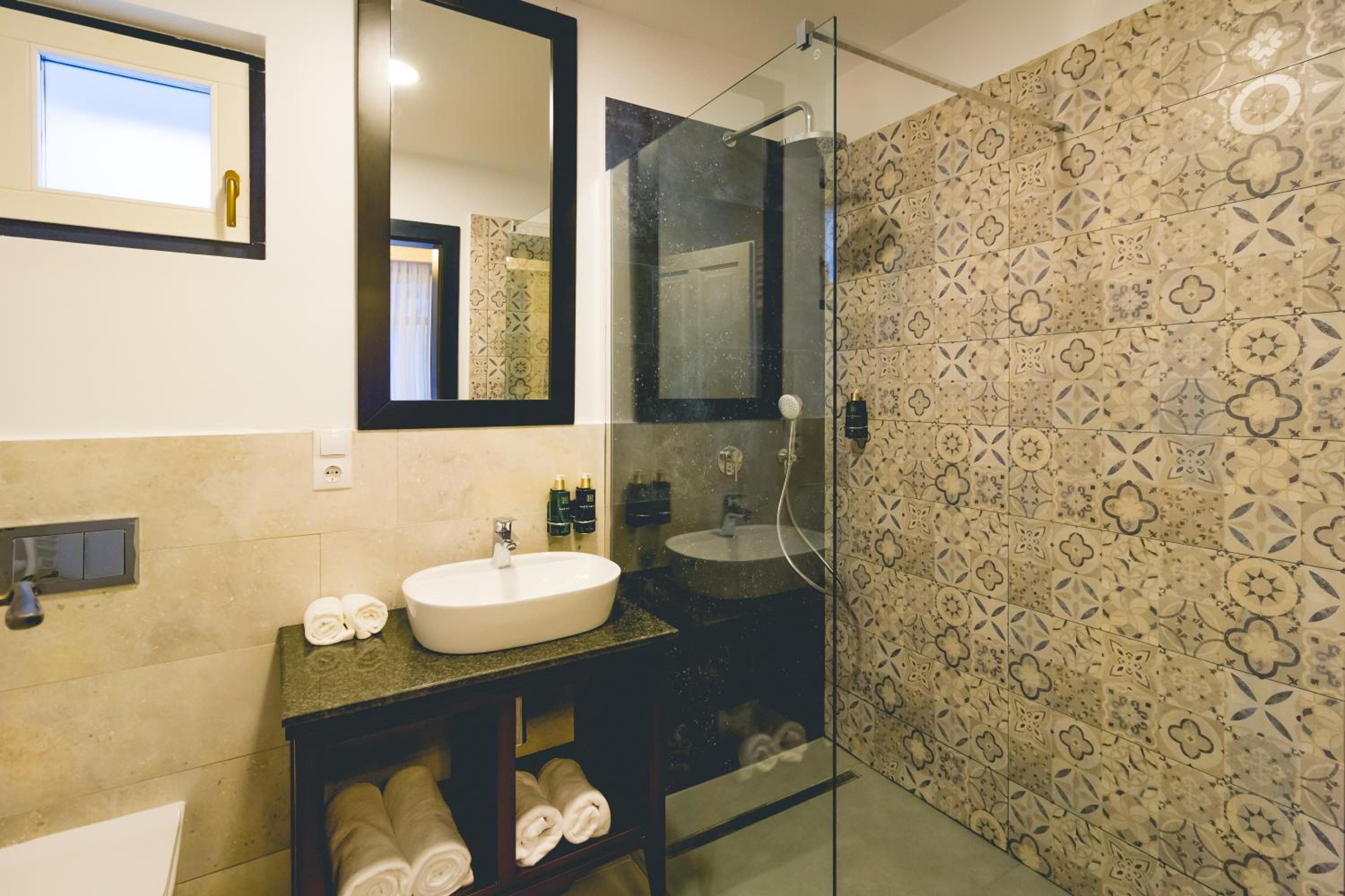Deluxe Family Suite - Photo 23