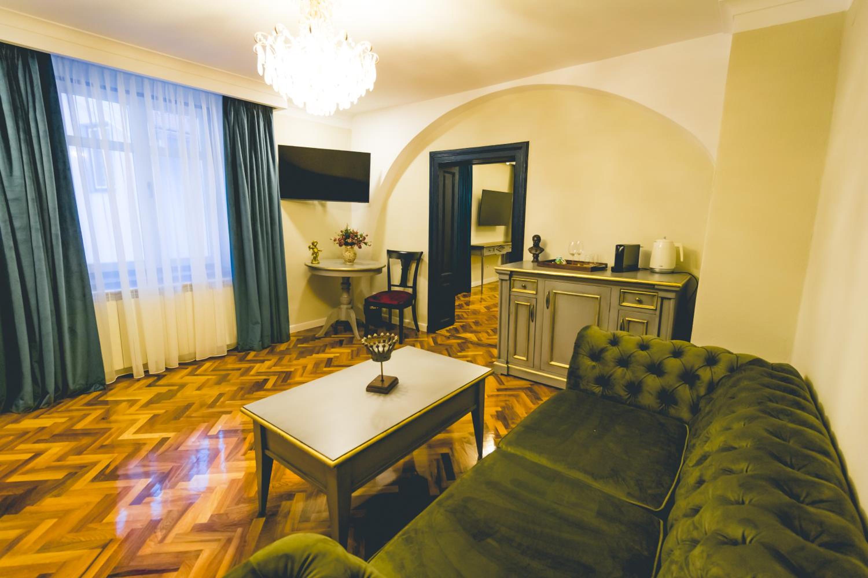 Deluxe Family Suite - Photo 21