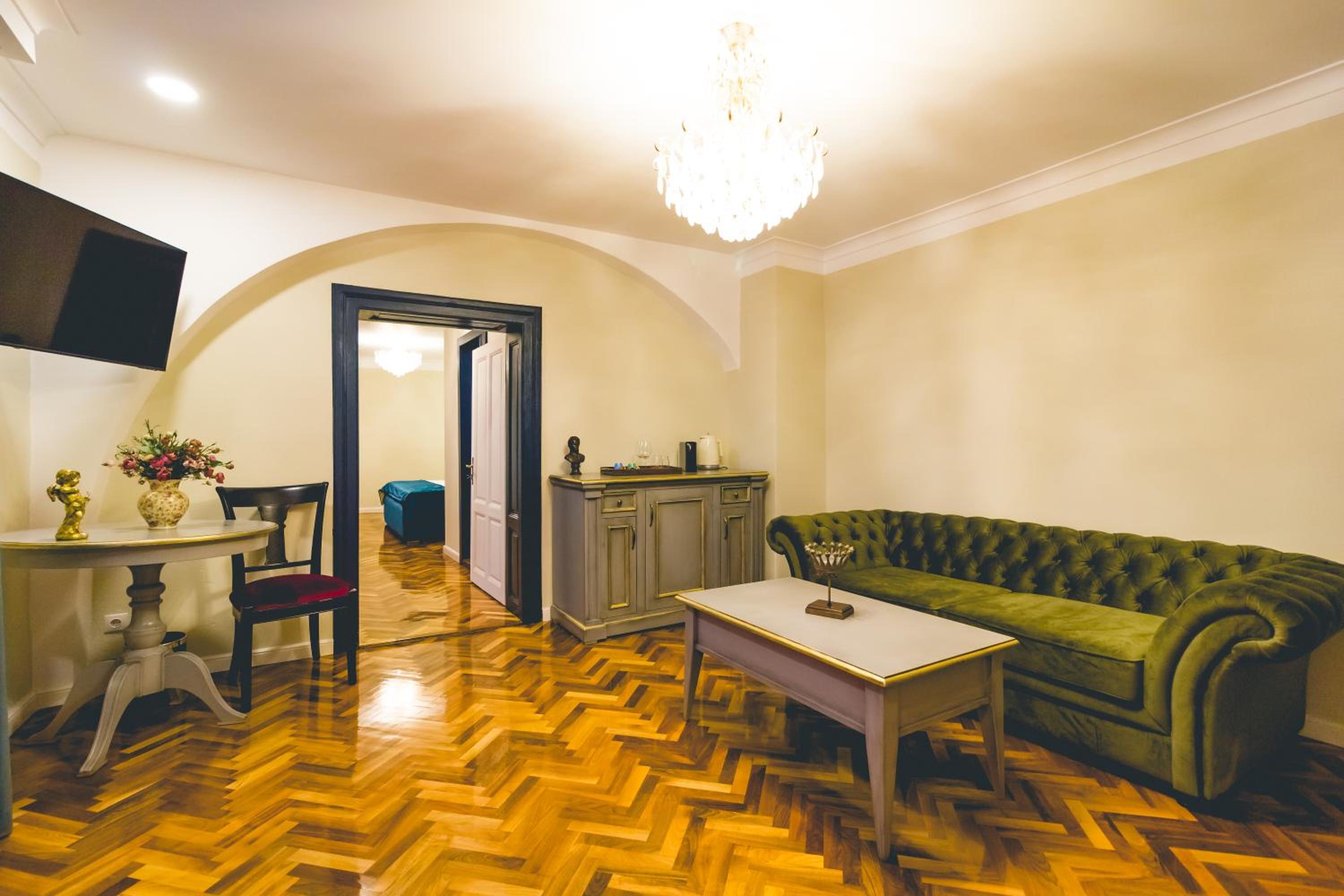 Deluxe Family Suite - Photo 18